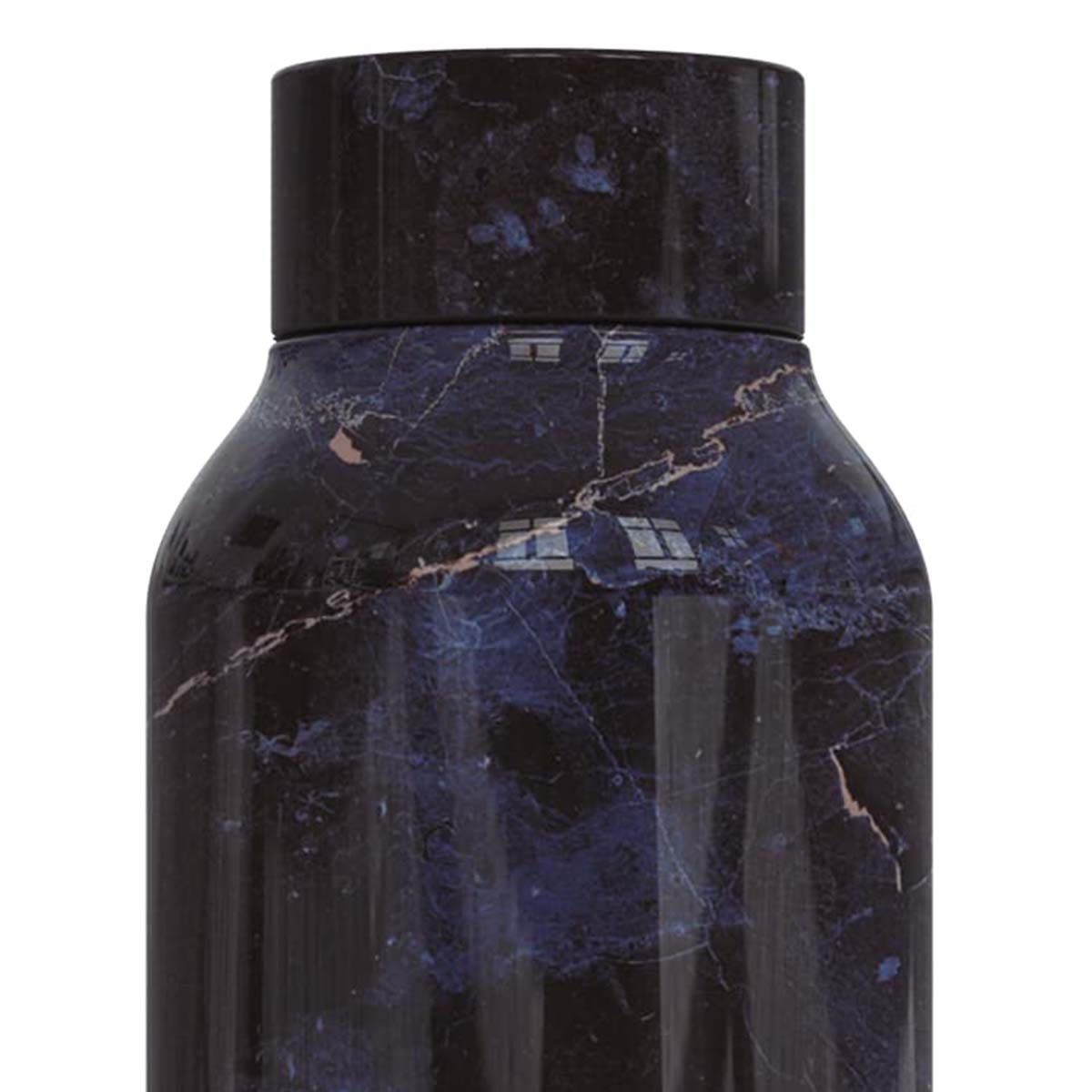 Nahaufnahme einer Wasserflasche mit marmorähnlichem Muster. Die Flasche ist dunkel mit blau-weißen Äderungen. Der Deckel ist ebenfalls dunkel.