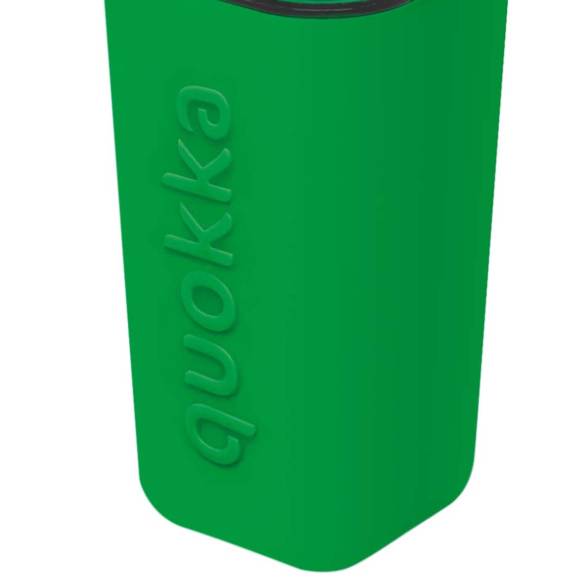 Nahaufnahme einer grünen Wasserflasche. Das Wort "quokka" ist vertikal in Grün gedruckt. Die Flasche steht vor weißem Hintergrund.