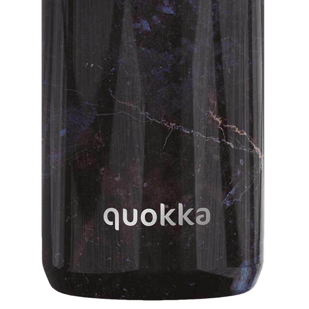 Nahaufnahme einer dunklen Wasserflasche mit marmorähnlichem Muster und dem Wort 'quokka' in Silber gedruckt.