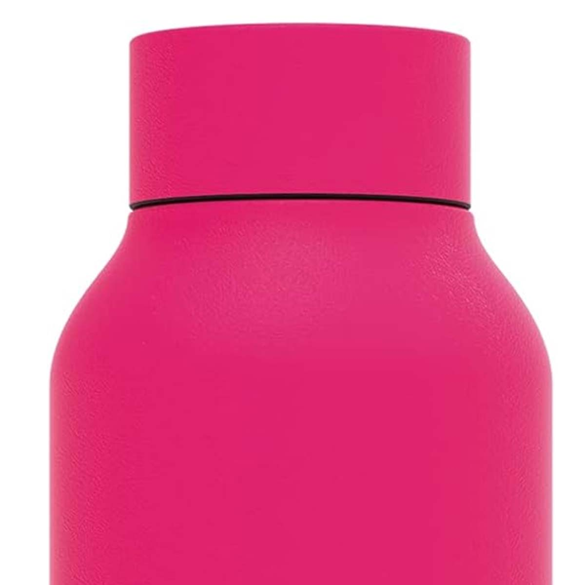 Primo piano di una borraccia rosa. La bottiglia ha un collo stretto, un corpo più largo e un tappo. Una linea nera separa il tappo dalla bottiglia.