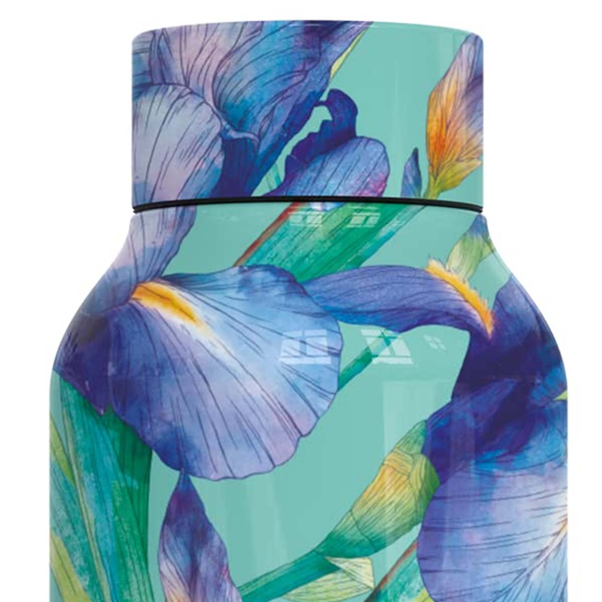 Una borraccia con un design floreale. Presenta iris blu e foglie verdi su sfondo turchese. Fascia nera sul collo.