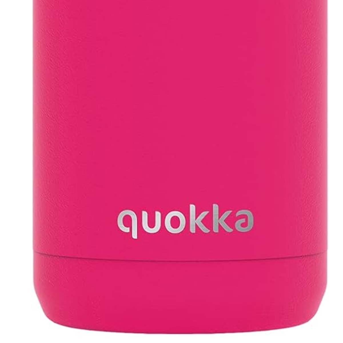 Primo piano di una bottiglia d'acqua rosa acceso. Il marchio 'quokka' è stampato in argento in basso.