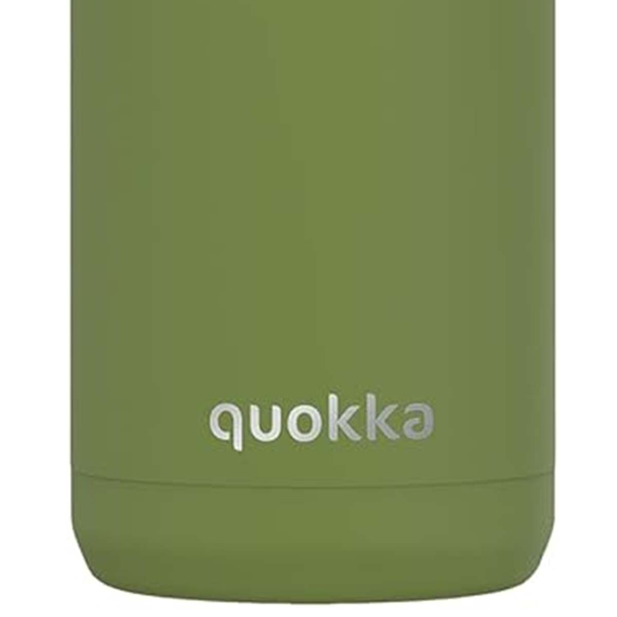 Una borraccia verde con la scritta 'quokka' in lettere minuscole argentate. La borraccia è di colore verde oliva.