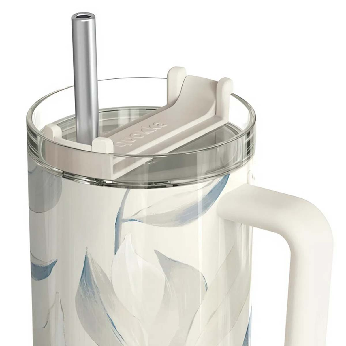 Ein floraler Becher mit weißem Griff und Deckel. Ein silberner Strohhalm ragt aus dem Deckel. Der Becher hat ein Blumendesign.