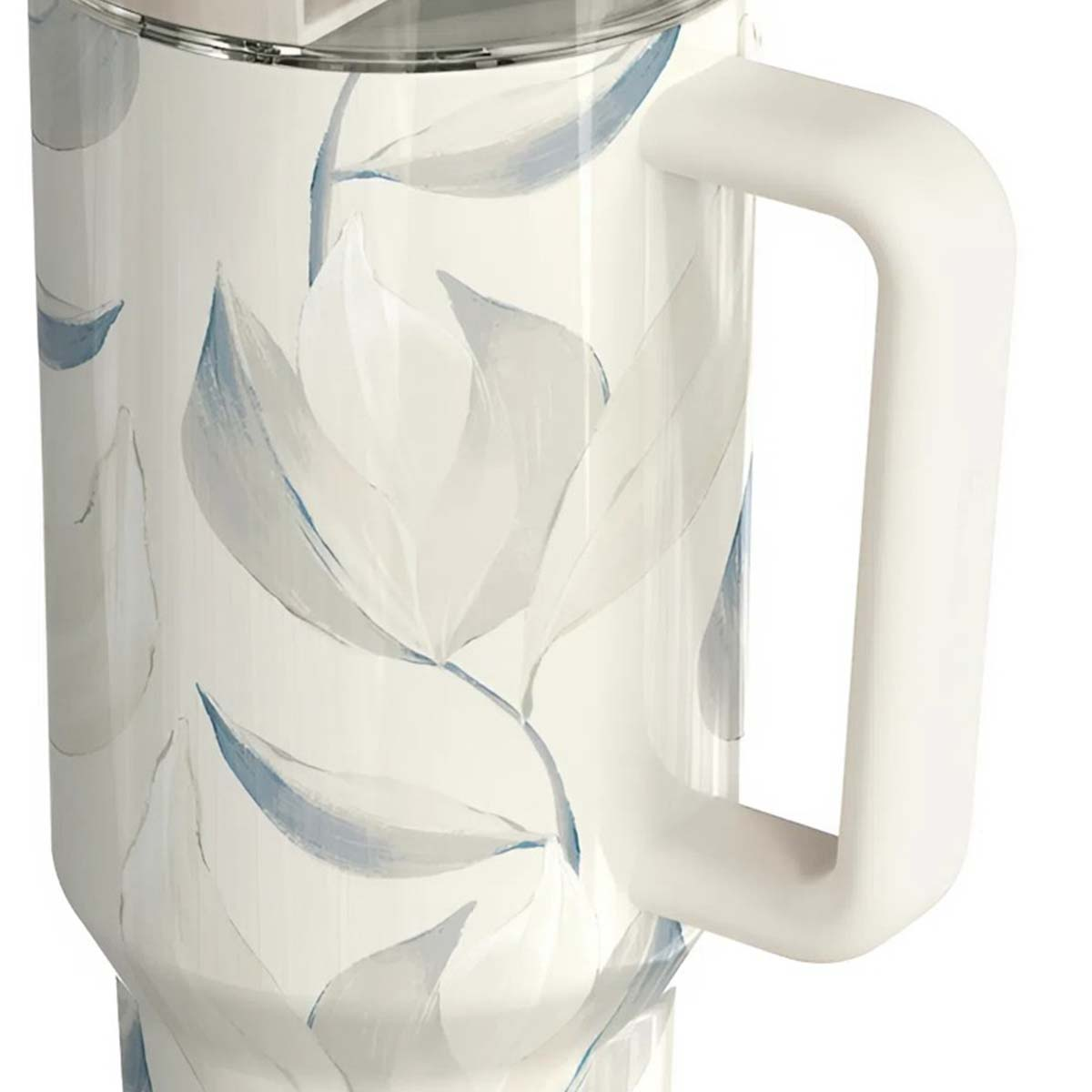 Weißer Becher mit floralem Muster und weißem Griff. Das Design zeigt blau-weiße Blätter. Klarer Deckel oben.