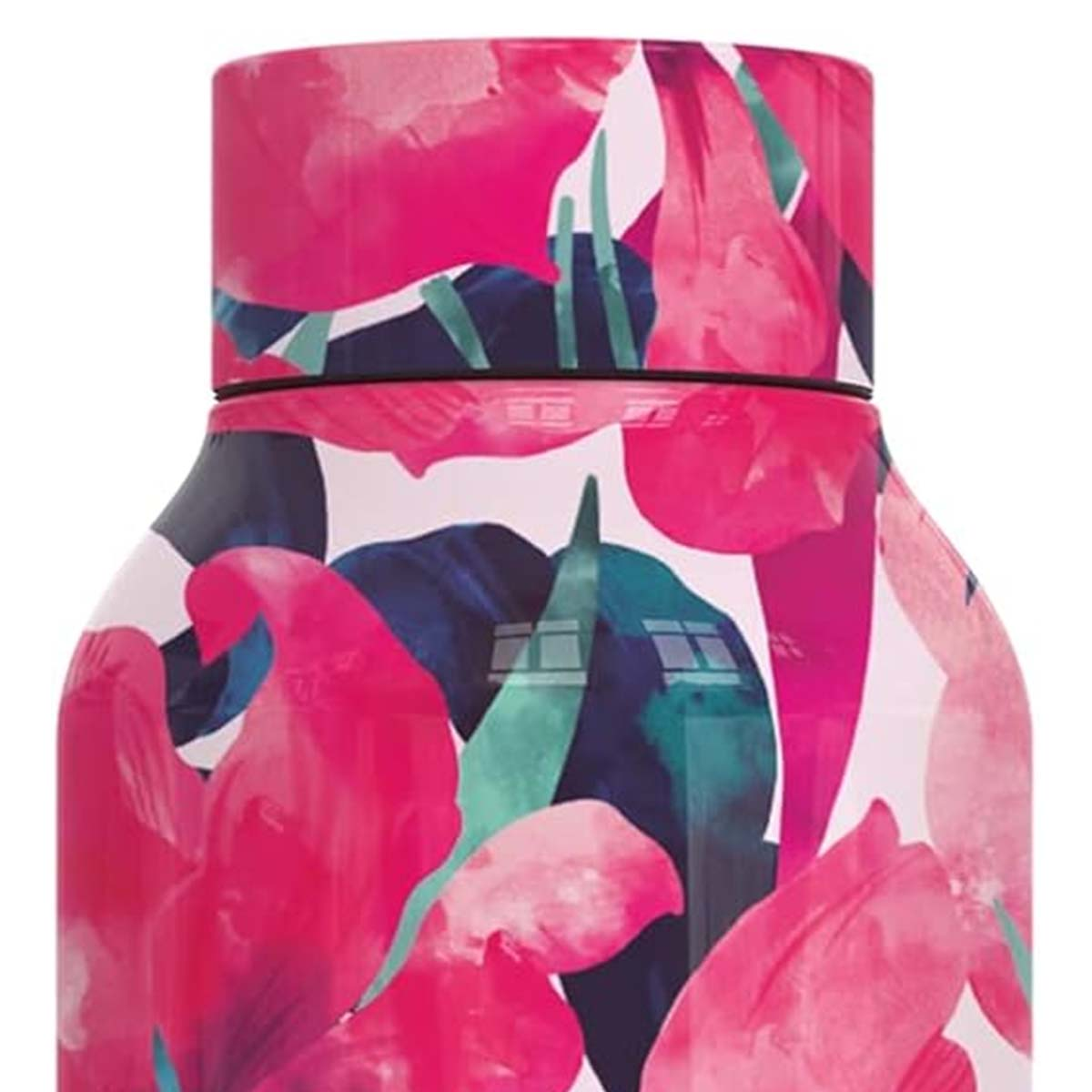 Una borraccia con un motivo floreale. Fiori rosa, blu e verdi su sfondo bianco. Il coperchio è rosa.