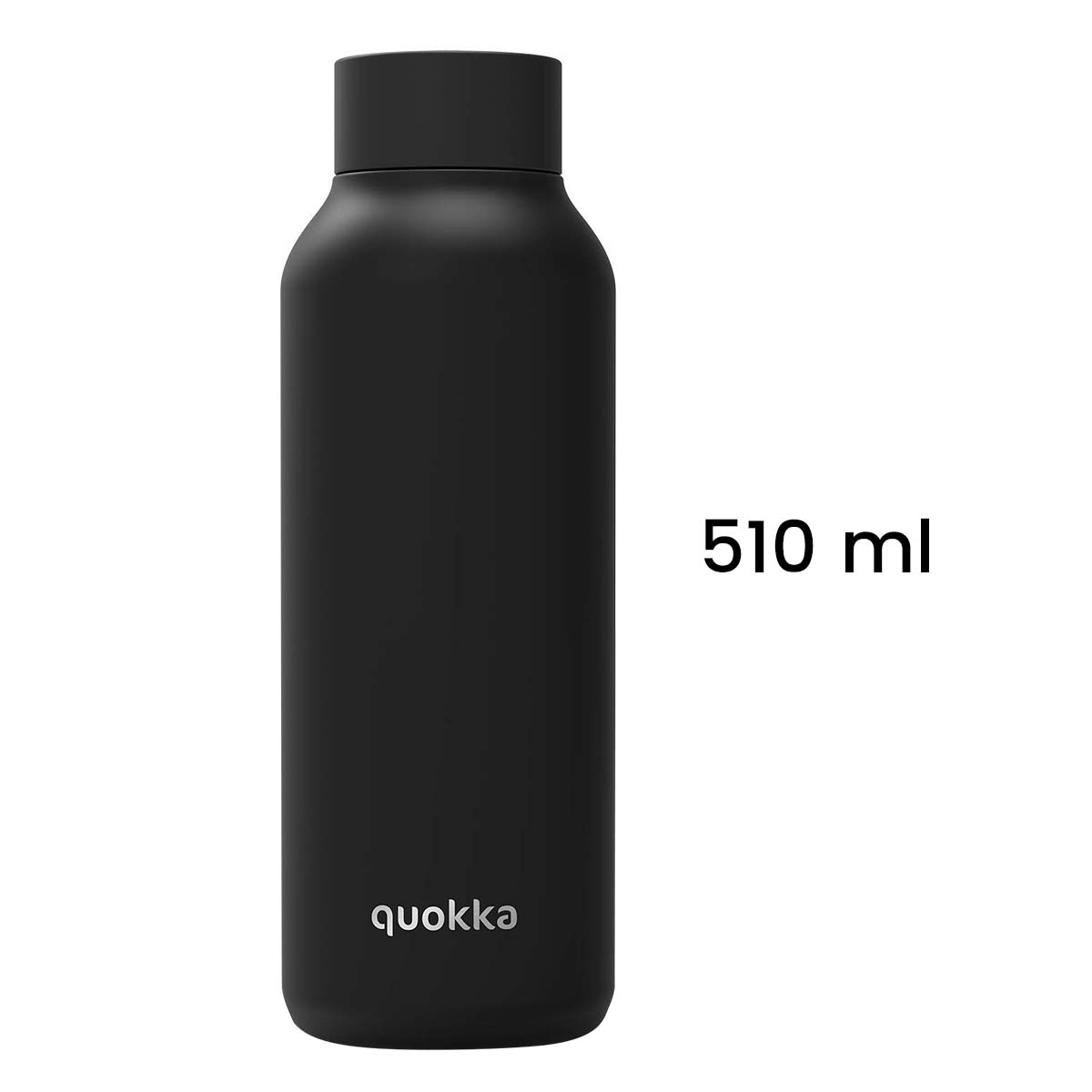 Una borraccia Quokka nera da 510 ml. La bottiglia è cilindrica con un tappo nero, il nome del marchio è visibile.