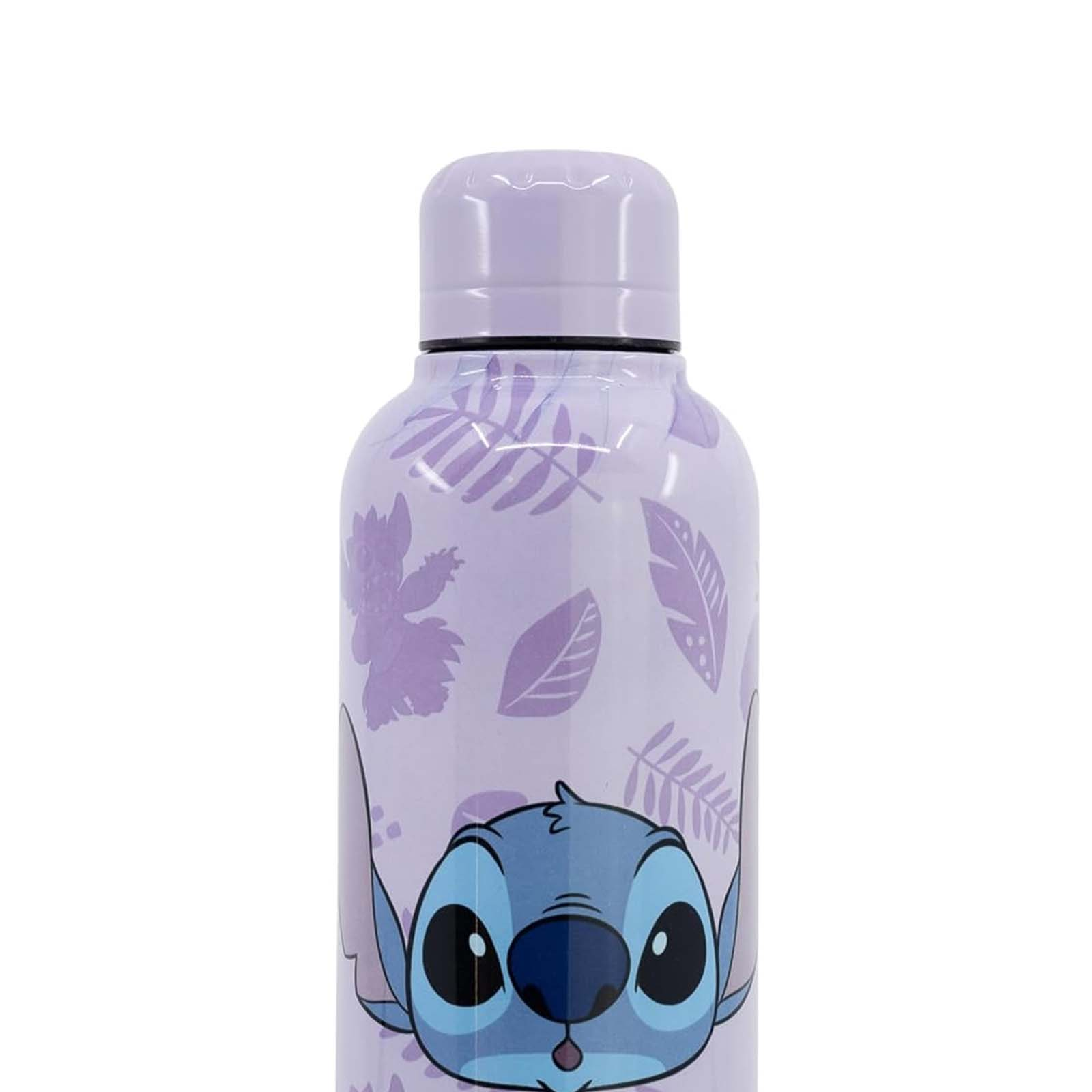 Eine lila Wasserflasche mit Stitch-Design, Blättern und einem hellvioletten Deckel.