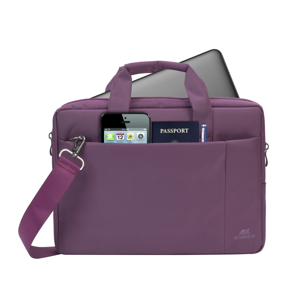 Borsa per laptop viola con manico e tracolla. Contiene laptop, telefono, passaporto e penna. La borsa è di Rivacase.
