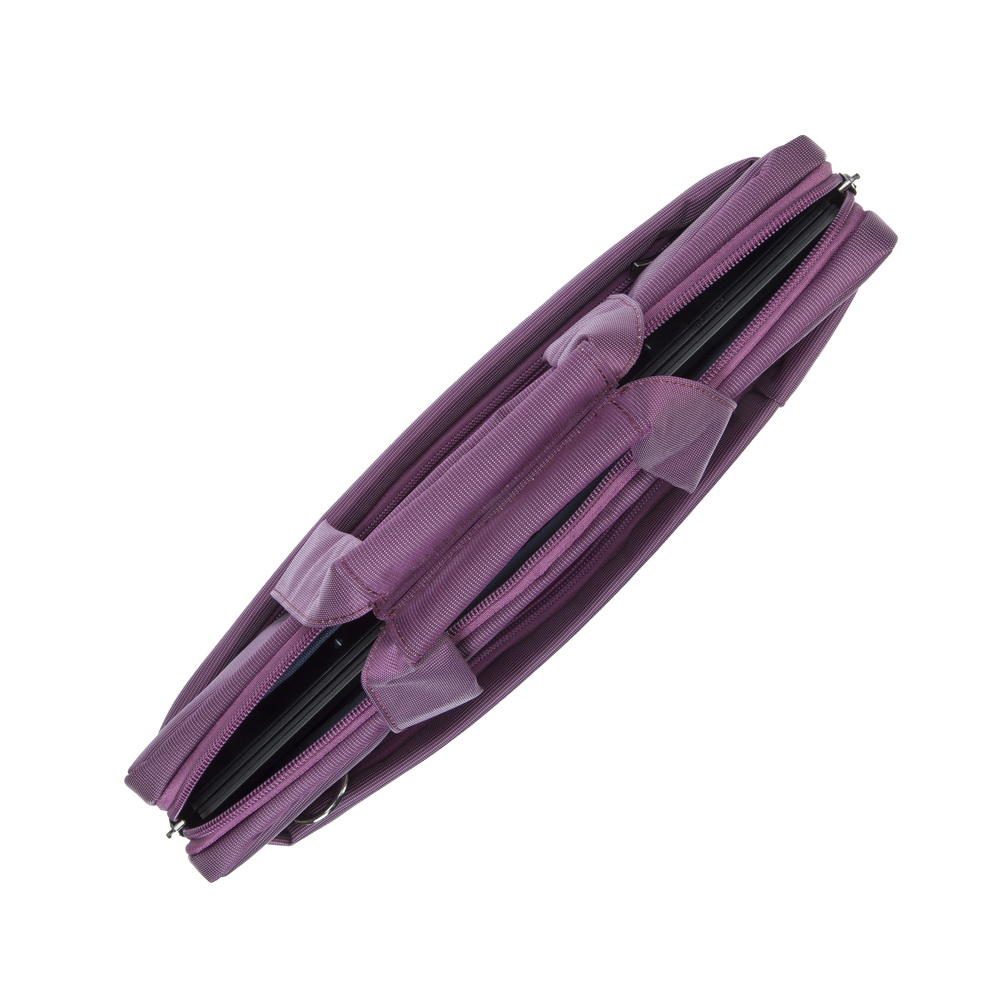 Una borsa viola per laptop è adagiata diagonalmente su uno sfondo bianco. Ha una cerniera, manici e più scomparti. La borsa è vuota.
