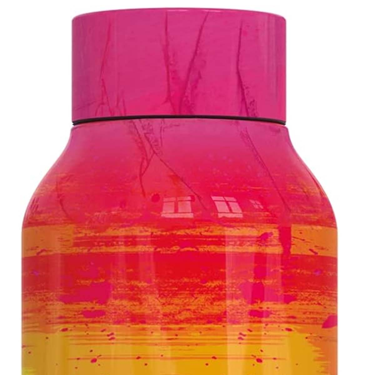 Primer plano de una botella de agua colorida. La tapa es rosa. El cuerpo tiene un degradado de colores amarillo, naranja y rojo.