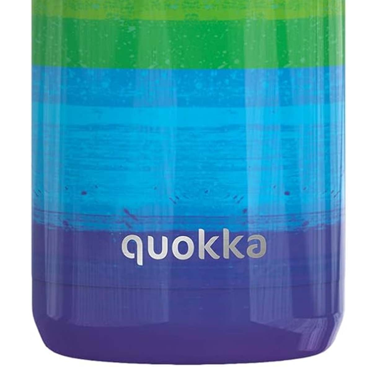 Una botella de agua colorida con rayas horizontales en verde, azul y morado. La marca 'quokka' está en la parte inferior.
