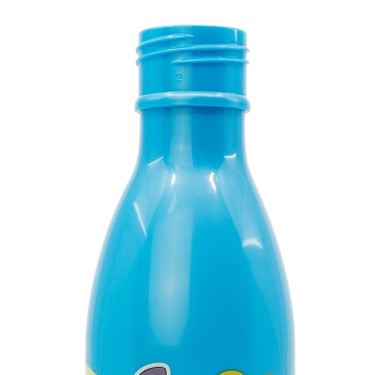 Un primo piano di una bottiglia di plastica blu, la parte superiore è a fuoco, lo sfondo è bianco.