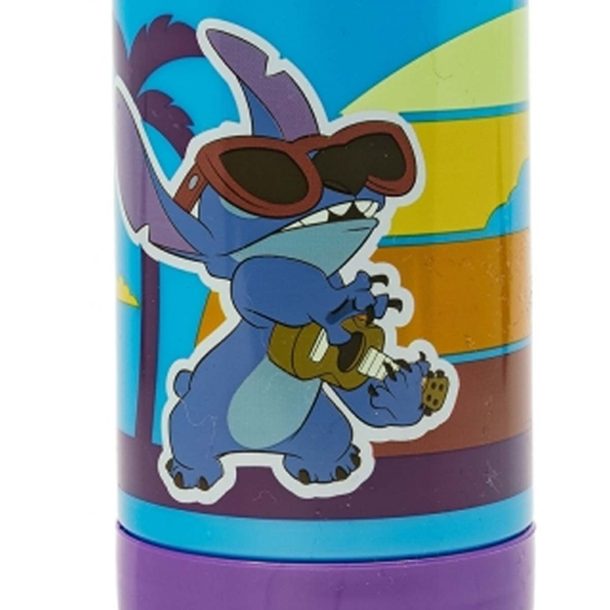 Un personaggio blu dei cartoni animati, Stitch, con occhiali da sole, suona un ukulele su un contenitore colorato.