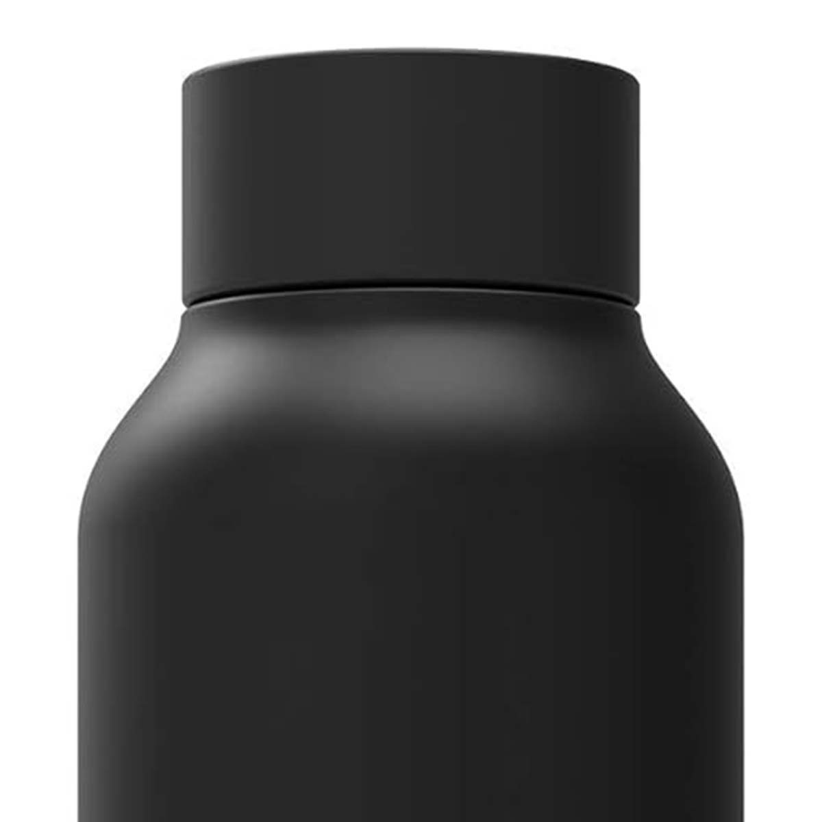 Nahaufnahme einer mattschwarzen Wasserflasche. Sie hat einen zylindrischen Verschluss und einen abgerundeten, leicht bauchigen Körper.