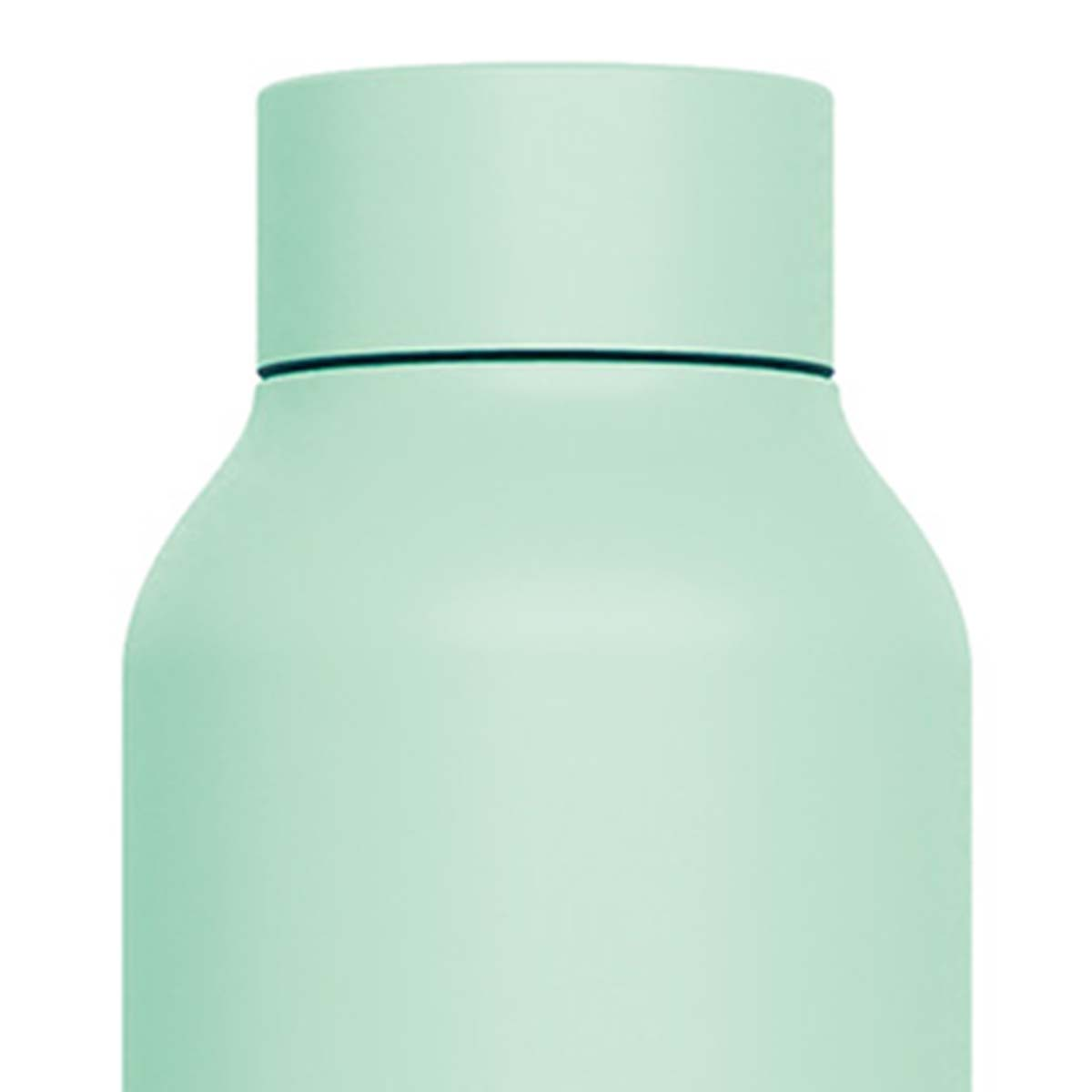 Primo piano di una bottiglia d'acqua verde chiaro. La bottiglia ha un coperchio cilindrico e un corpo arrotondato. Una sottile linea nera separa il coperchio dal corpo.