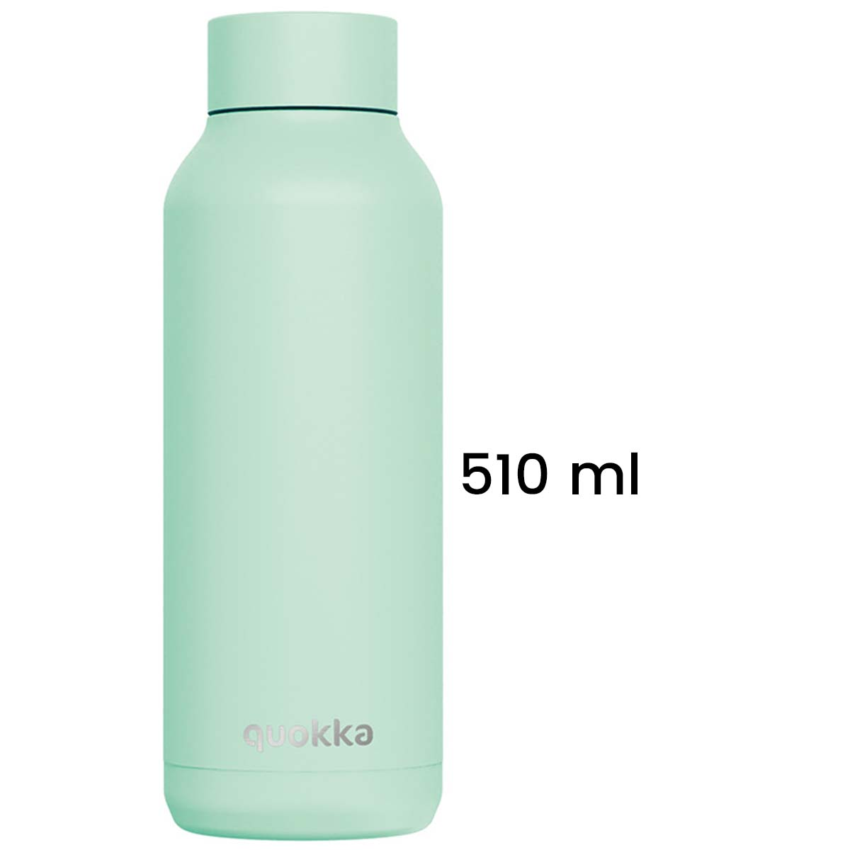 Una bottiglia d'acqua verde chiaro con un bordo nero sul coperchio. Il testo '510 ml' è visibile e il marchio è 'quokka'.