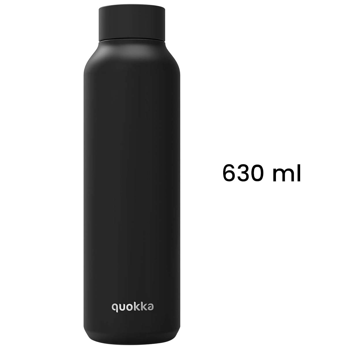 Eine schwarze Quokka-Wasserflasche, 630 ml, steht auf weißem Hintergrund. Die Flasche ist zylindrisch mit schwarzem Deckel und Markennamen.