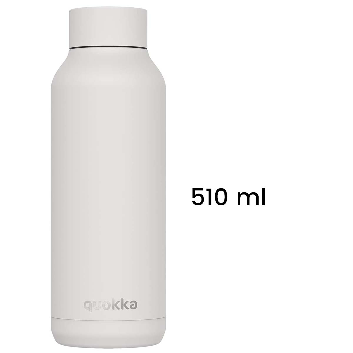 Una bottiglia d'acqua isolata bianca con tappo nero a sinistra. Il testo '510 ml' è a destra. Il marchio 'quokka' è sulla bottiglia.