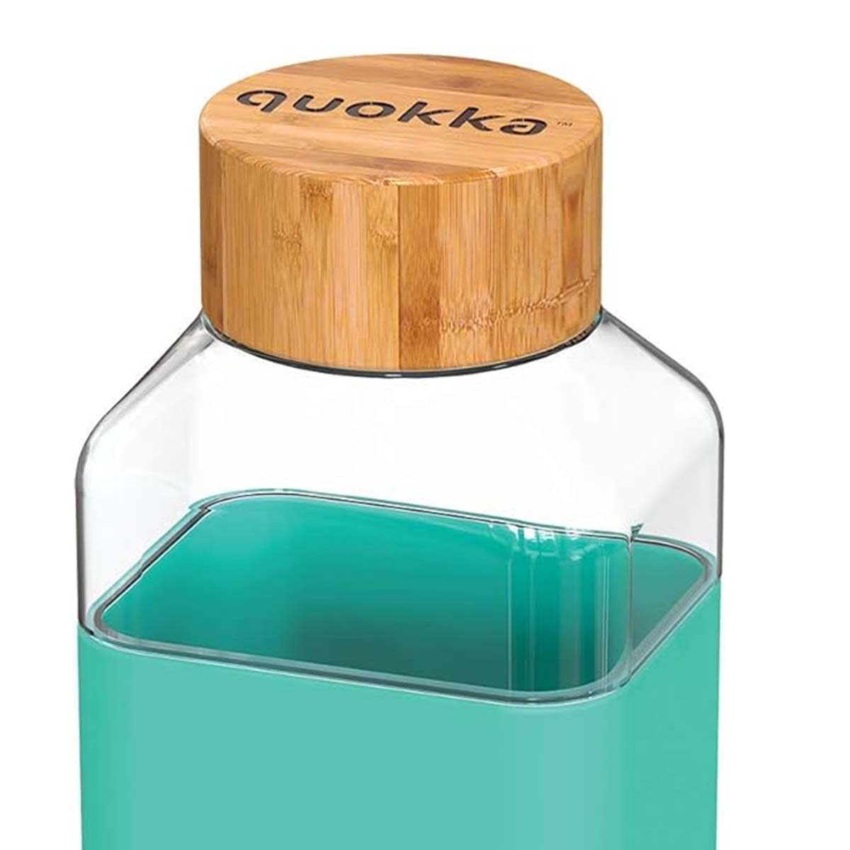 Una bottiglia d'acqua trasparente, color verde acqua, con coperchio in bambù. Il marchio 'quokka' è stampato sul coperchio. La bottiglia è quadrata.