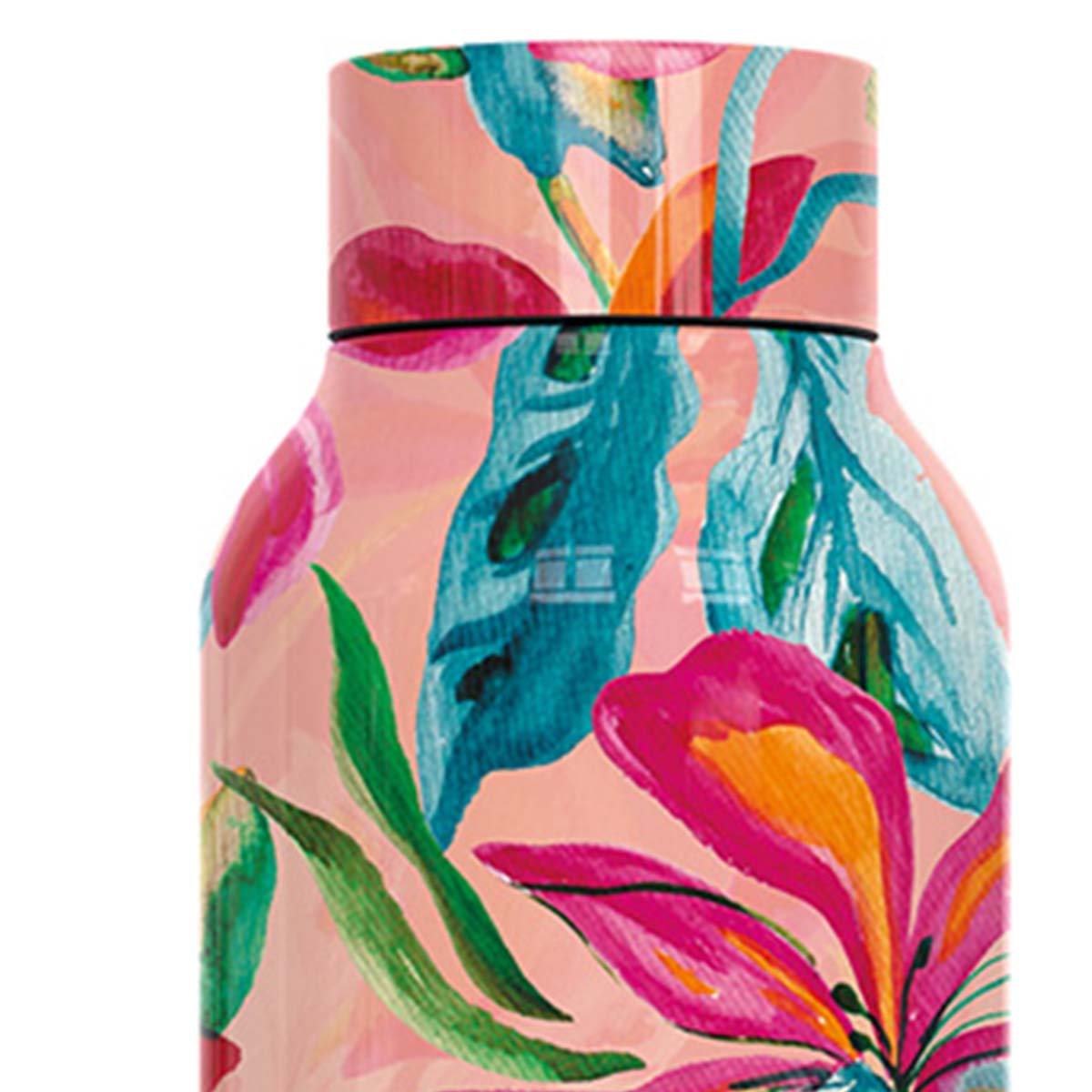 Nahaufnahme einer rosa Wasserflasche, verziert mit bunten Blumenmustern, darunter türkis, rosa, grüne und orangefarbene Blätter und Blüten.
