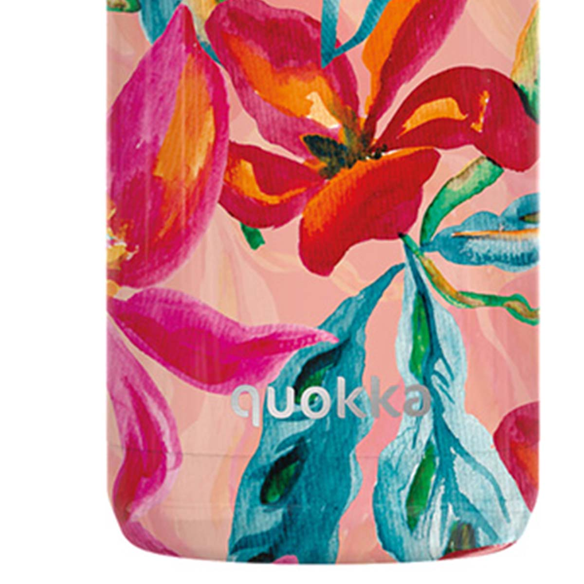 Eine Wasserflasche mit Blumendesign. Rosa, rote und orangefarbene Blumen, blaue Blätter auf hellrosa Hintergrund. Das Wort 'quokka' ist sichtbar.