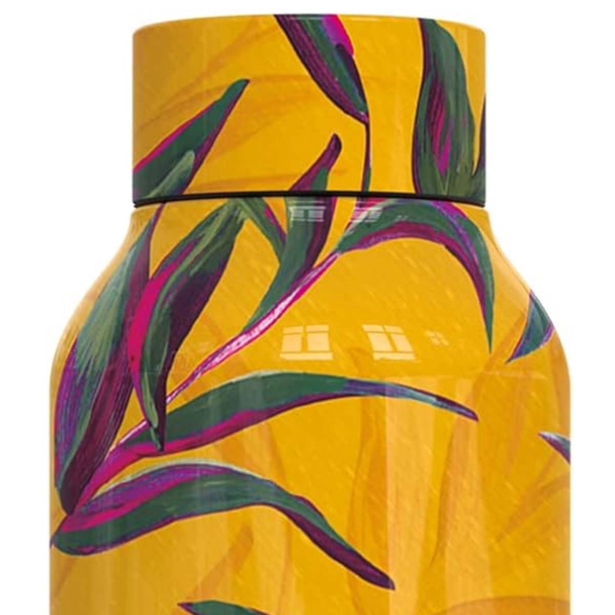 Eine gelbe Flasche mit einem floralen Muster aus grünen und lila Blättern.
