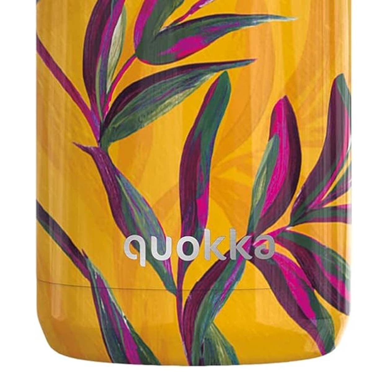 Eine gelbe Wasserflasche mit floralem Design. Das Design hat grüne, rosa und lila Blätter. Der Markenname steht auf der Flasche.