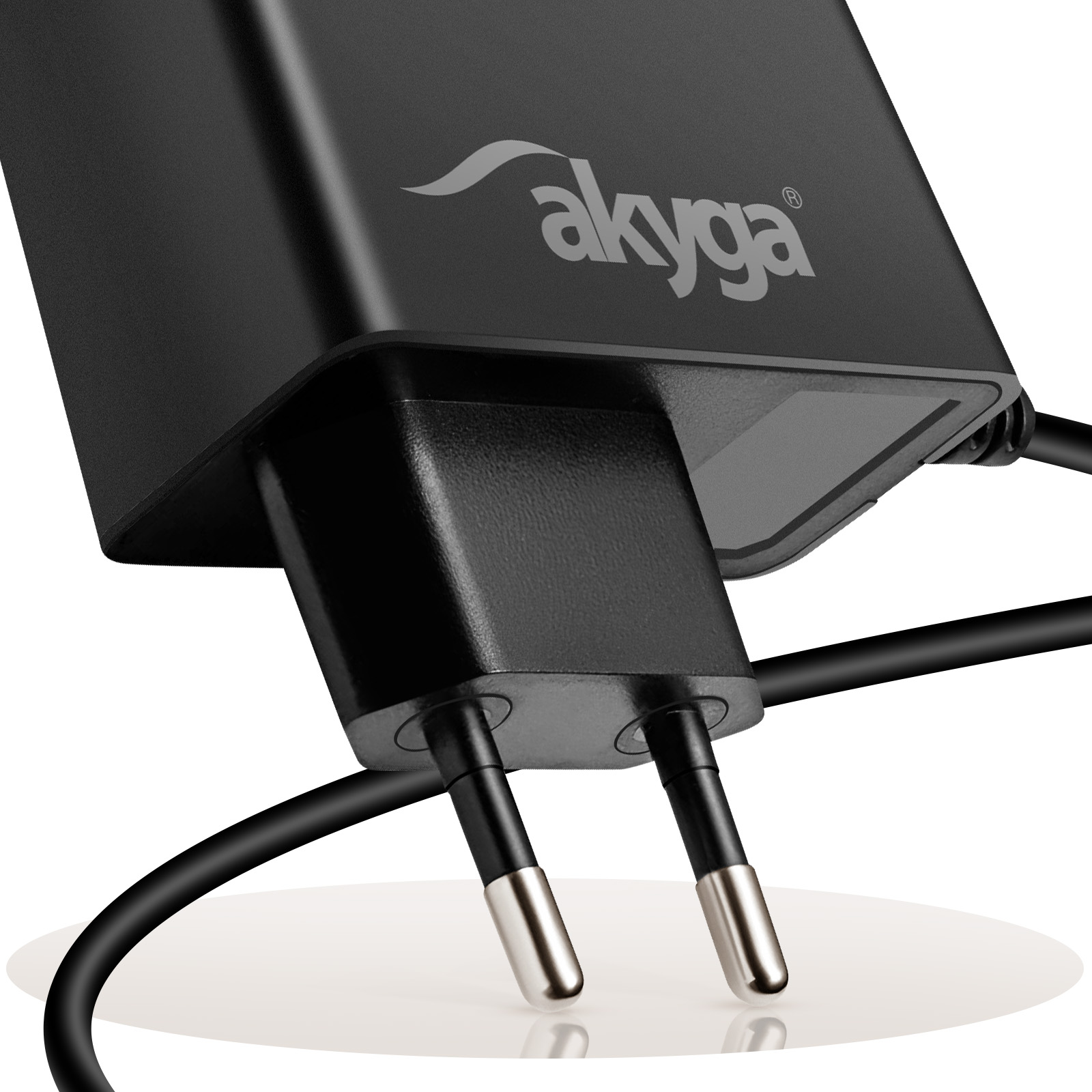 Schwarzes Akyga-Ladegerät mit zwei metallischen Stiften. Das Kabel ist schwarz. Das Markenlogo befindet sich oben.