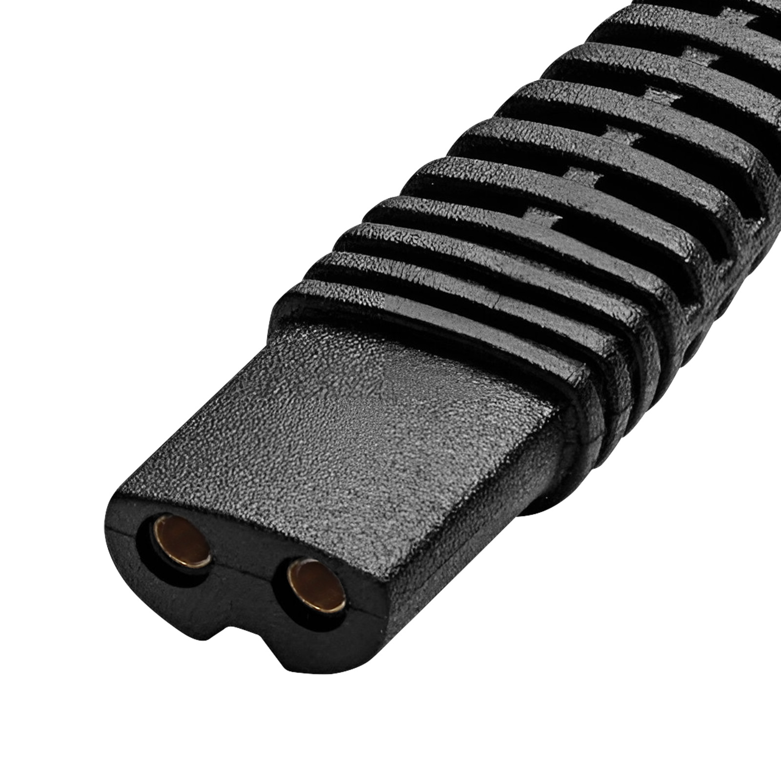 Nahaufnahme eines schwarzen Netzkabelsteckers mit zwei goldfarbenen Stiften. Das Kabel hat eine Struktur.