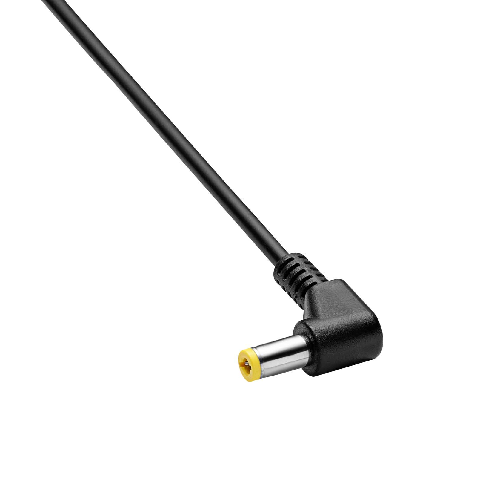 Czarny kabel zasilacza z żółtą końcówką na białym tle. Adapter jest pod kątem.