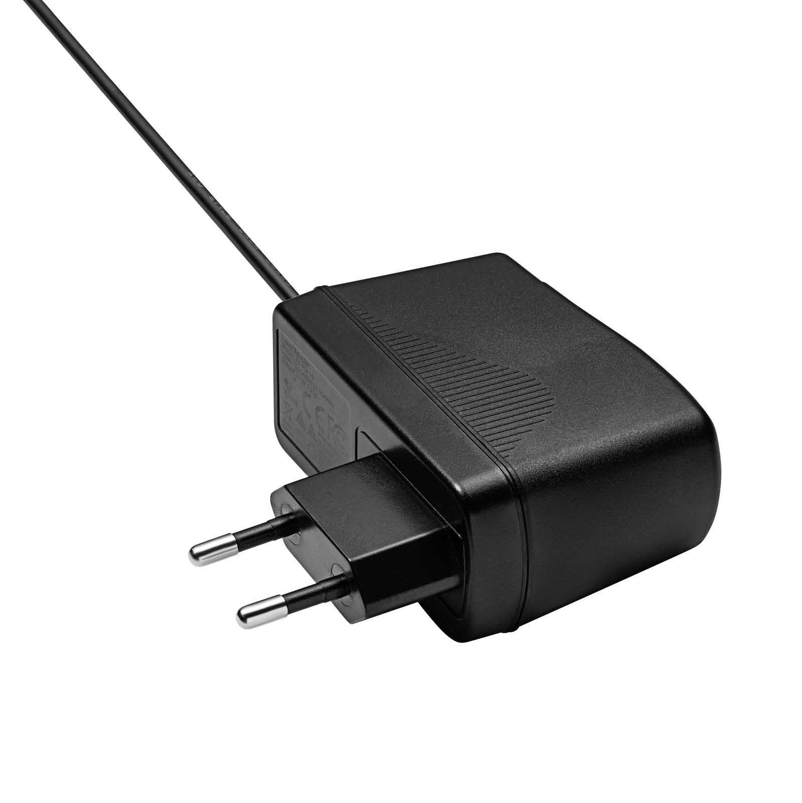 Czarny zasilacz z czarnym kablem i dwoma srebrnymi bolcami na białym tle.