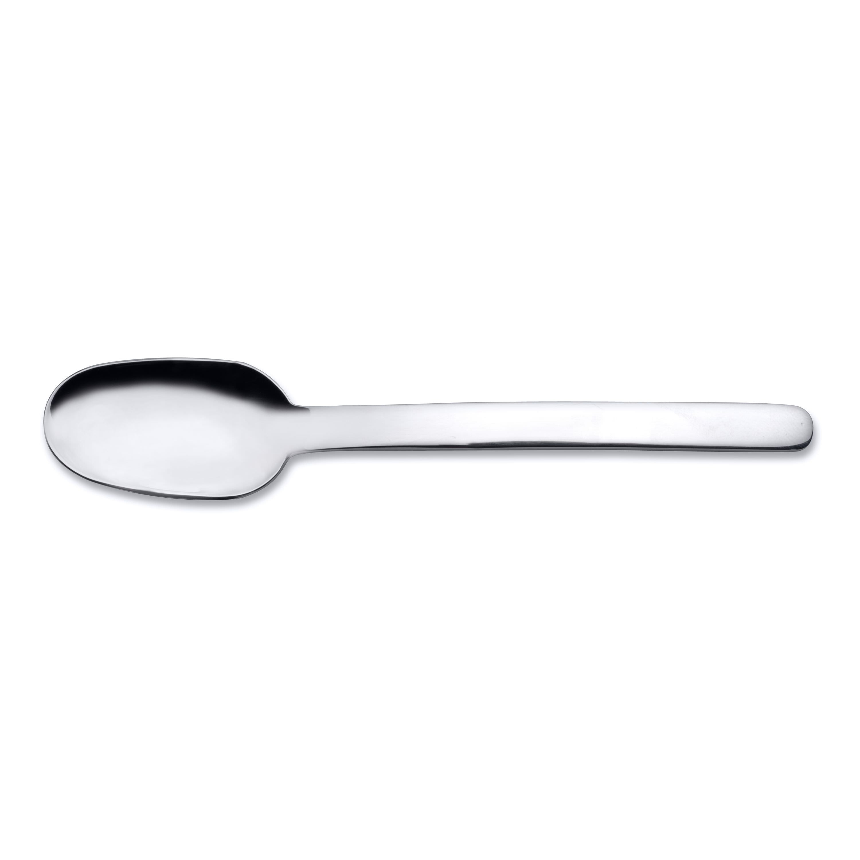 Een glanzende zilveren lepel ligt horizontaal op een witte ondergrond. Het heeft een afgeronde kom en een lange steel.