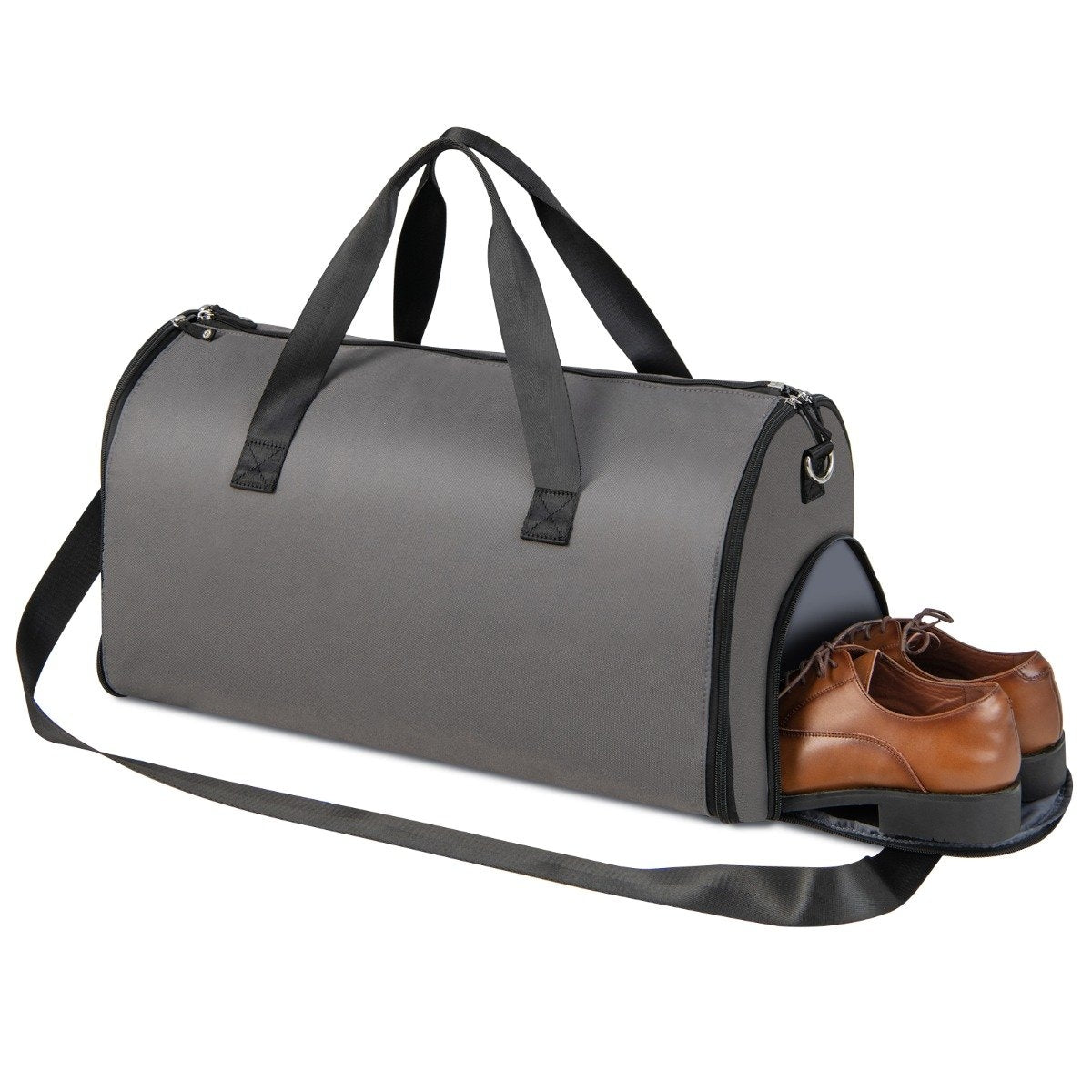 Una bolsa de lona gris con correas negras. Zapatos de cuero marrón en un compartimento lateral. Fondo blanco.