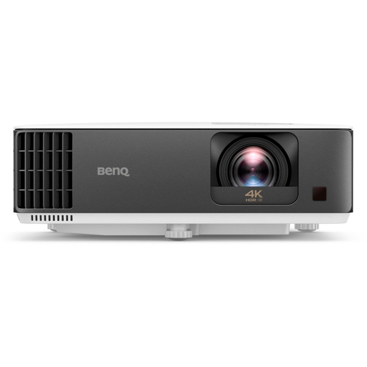 Projektor BenQ 4K HDR. Ma czarno-białą obudowę z obiektywem i wentylacją. Obiektyw ma etykietę 4K HDR.