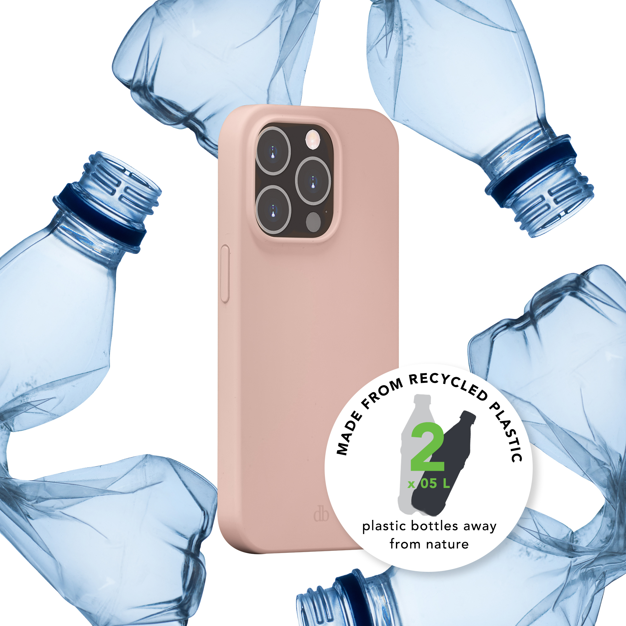 Custodia rosa per telefono circondata da bottiglie di plastica blu trasparenti. Il testo indica che è realizzata con plastica riciclata.