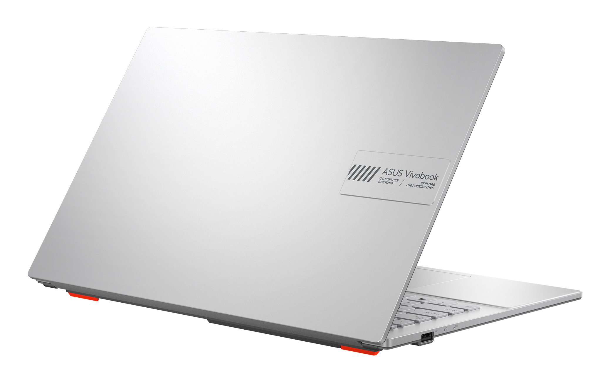 Srebrny laptop ASUS Vivobook jest lekko otwarty. Logo jest widoczne. Czerwone akcenty na dole. Białe tło.