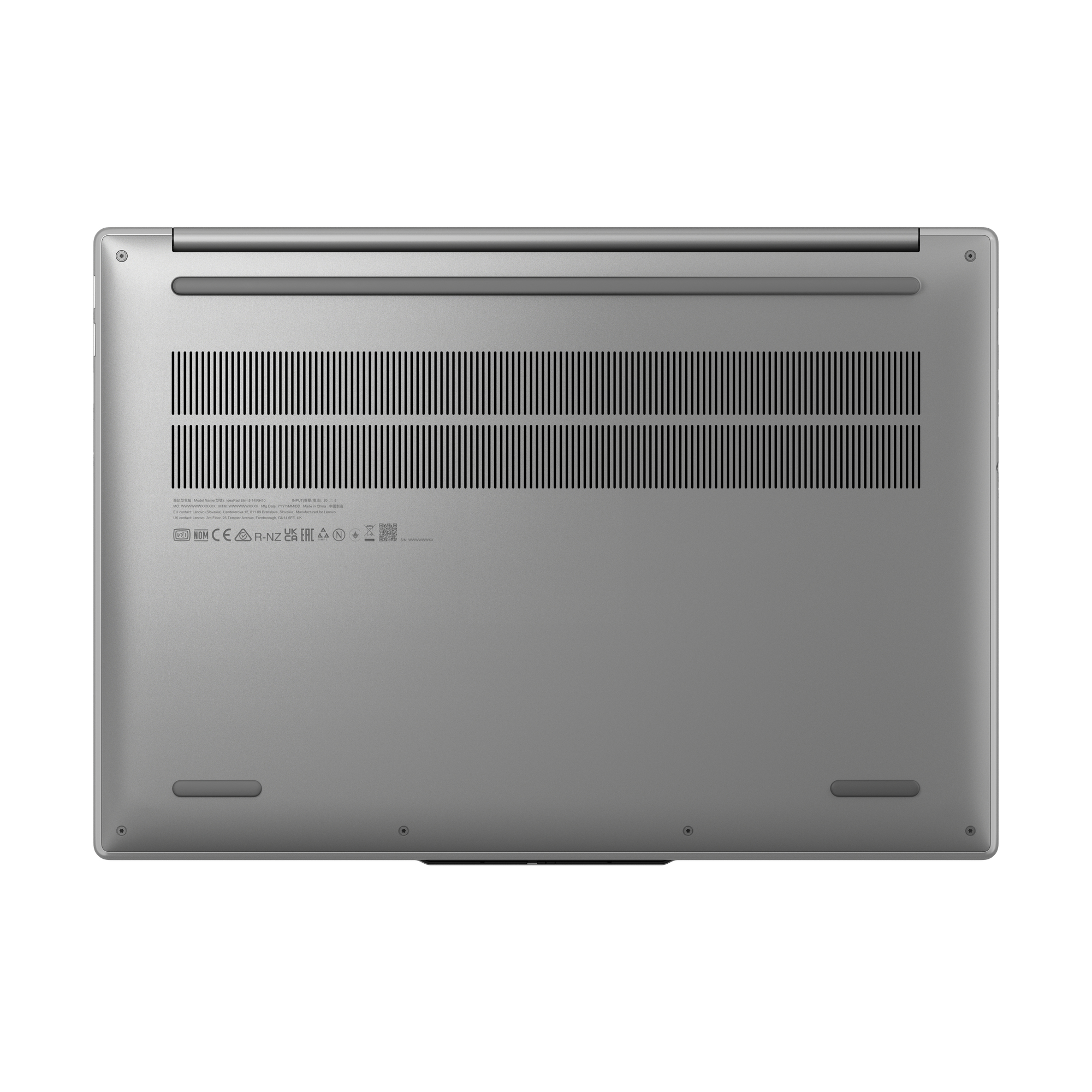 Il lato inferiore di un laptop argentato, con fessure di ventilazione ed etichette informative visibili.