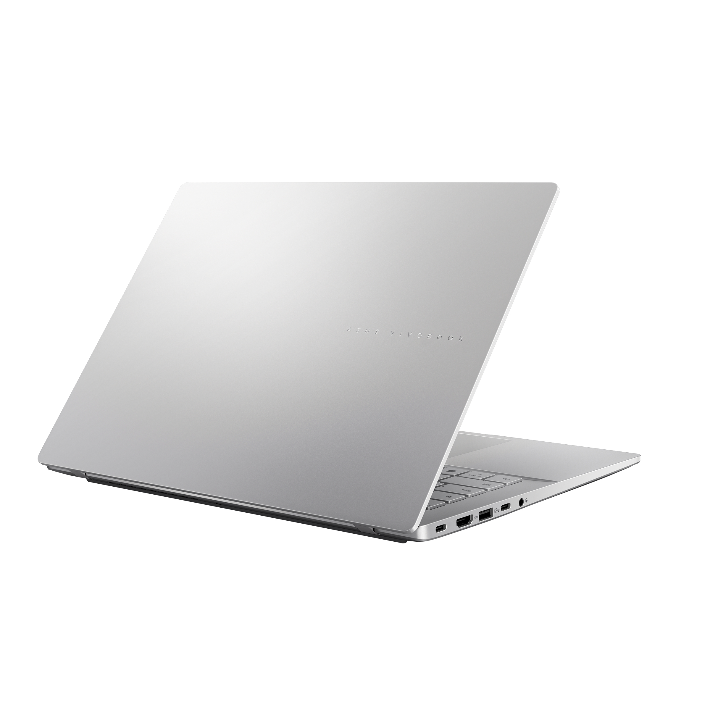 Un laptop argentato è aperto ad angolo, mostrando tastiera e porte. Il logo ASUS Vivobook è sul coperchio.