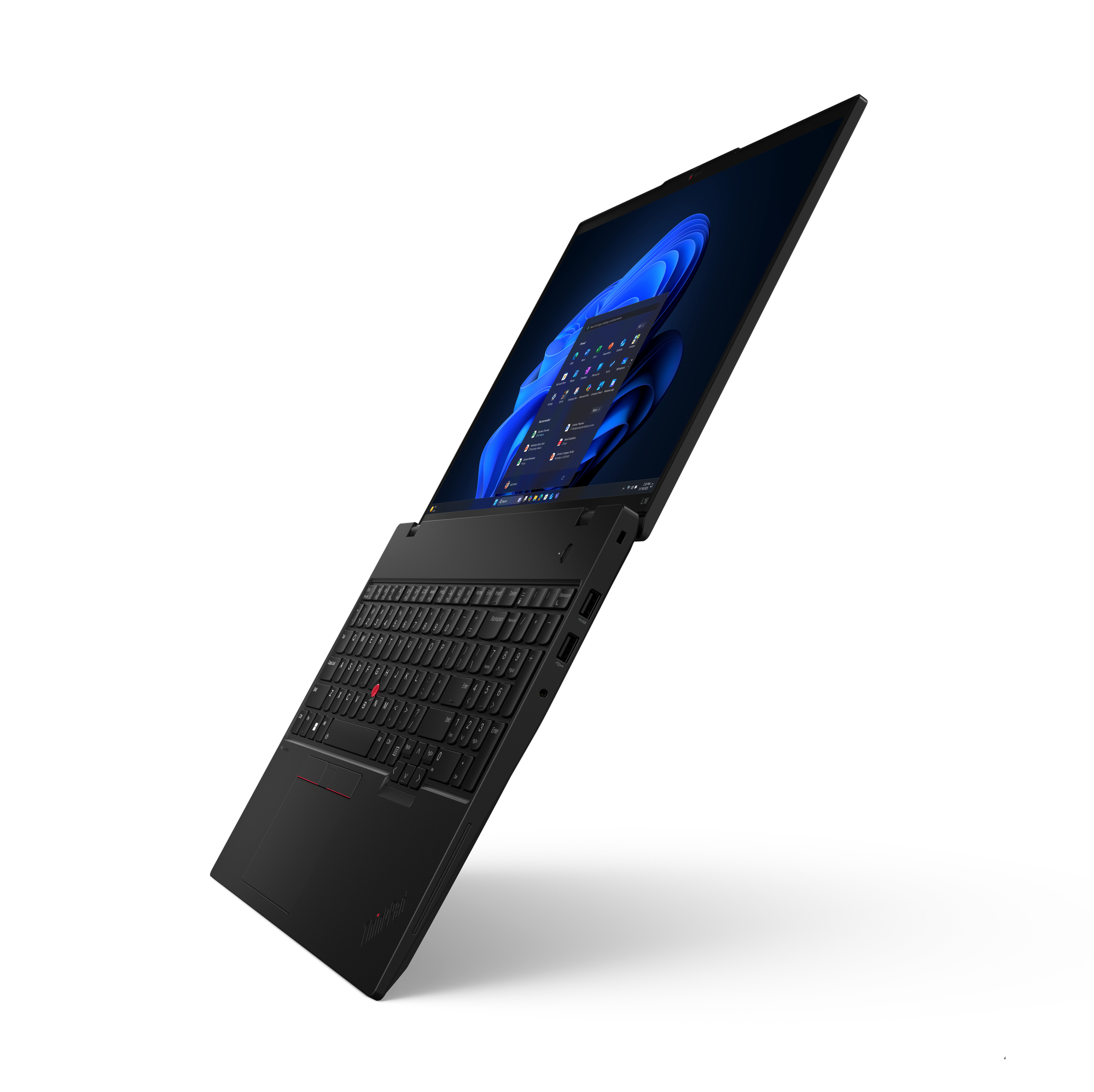 Czarny laptop z otwartym ekranem wyświetlającym Windows 11. Klawiatura widoczna, czerwony trackpoint. Białe tło.