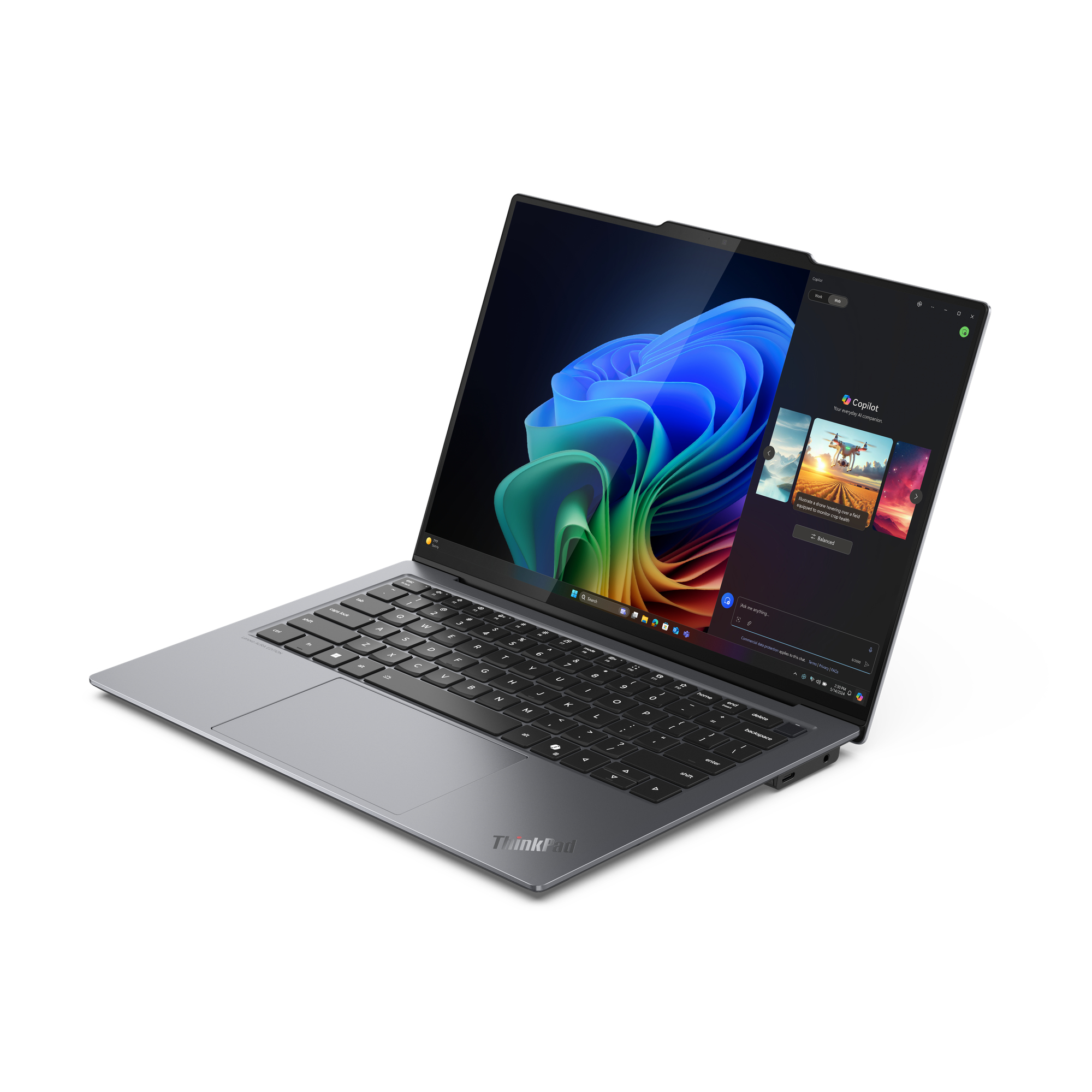 Ein graues ThinkPad-Laptop ist geöffnet und zeigt ein farbenfrohes abstraktes Bild. Copilot-App ist geöffnet. Weißer Hintergrund.