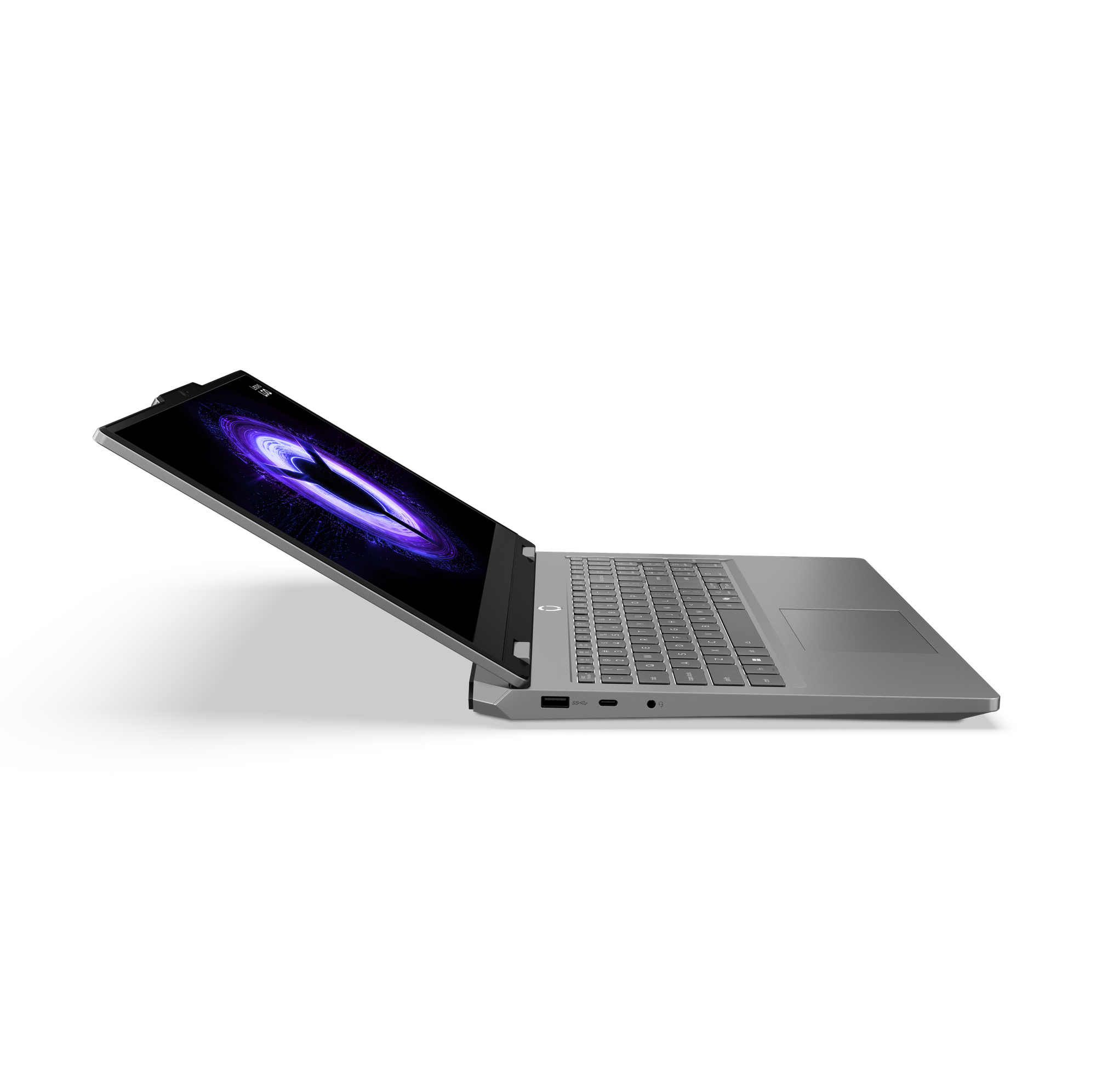 Un laptop argentato è aperto, con un design a galassia viola sullo schermo. Lo sfondo è bianco.