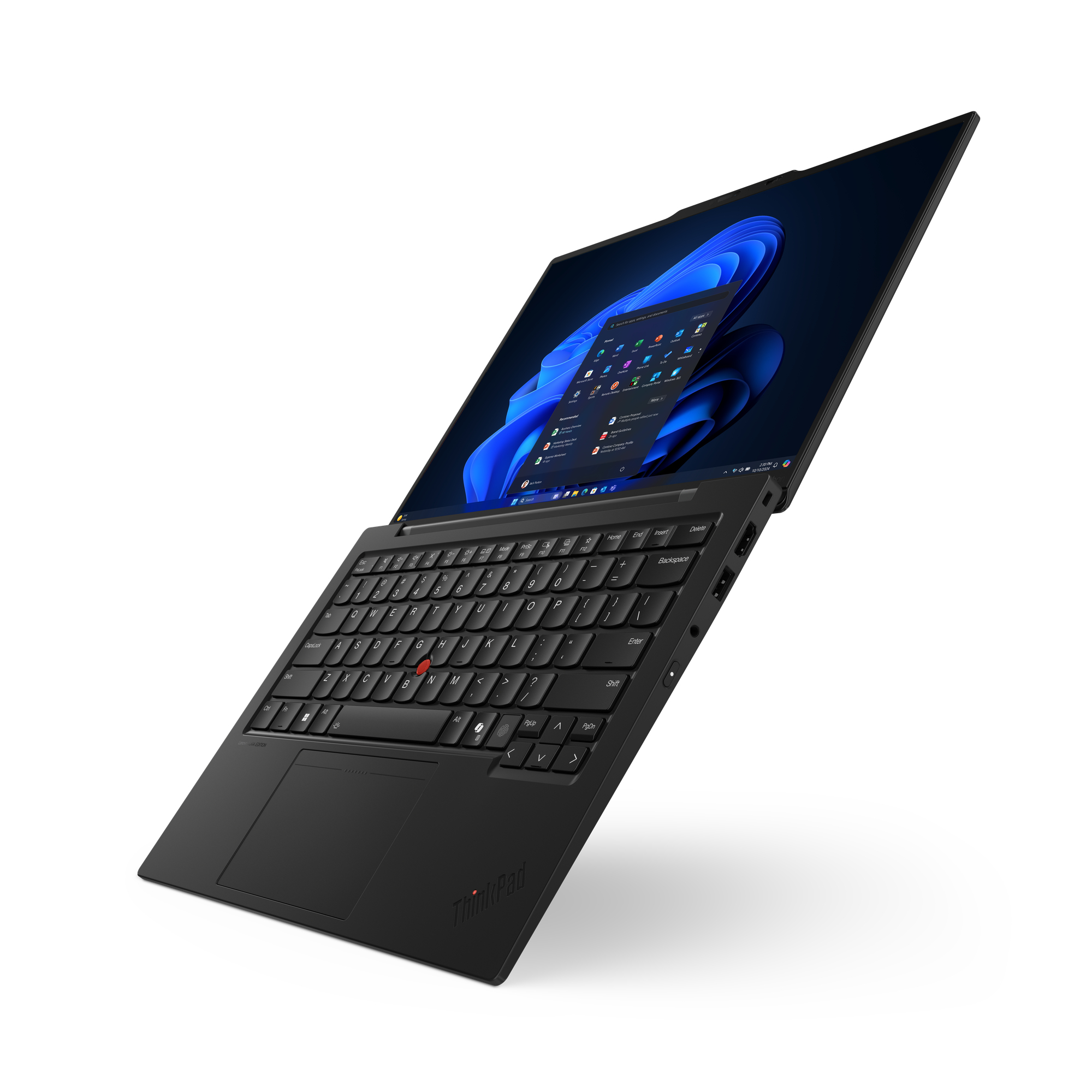 Czarny laptop ThinkPad otwarty, wyświetlający Windows 11. Klawiatura widoczna z czerwonym TrackPointem. Ukośnie na białym tle.