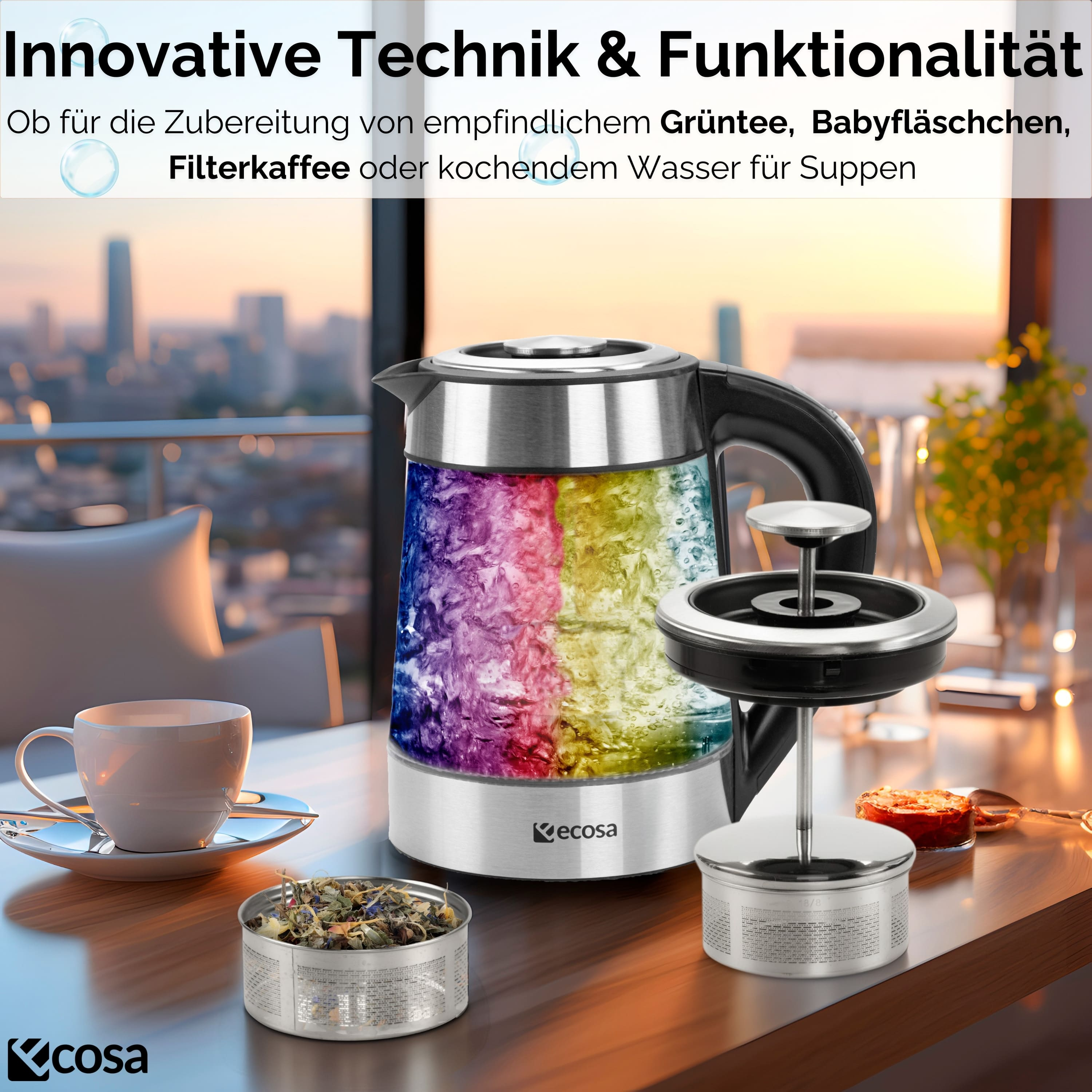 Elektrischer Wasserkocher mit farbigem Wasser. Tee-Aufguss und Tasse auf Holztisch. Stadtblick im Hintergrund.