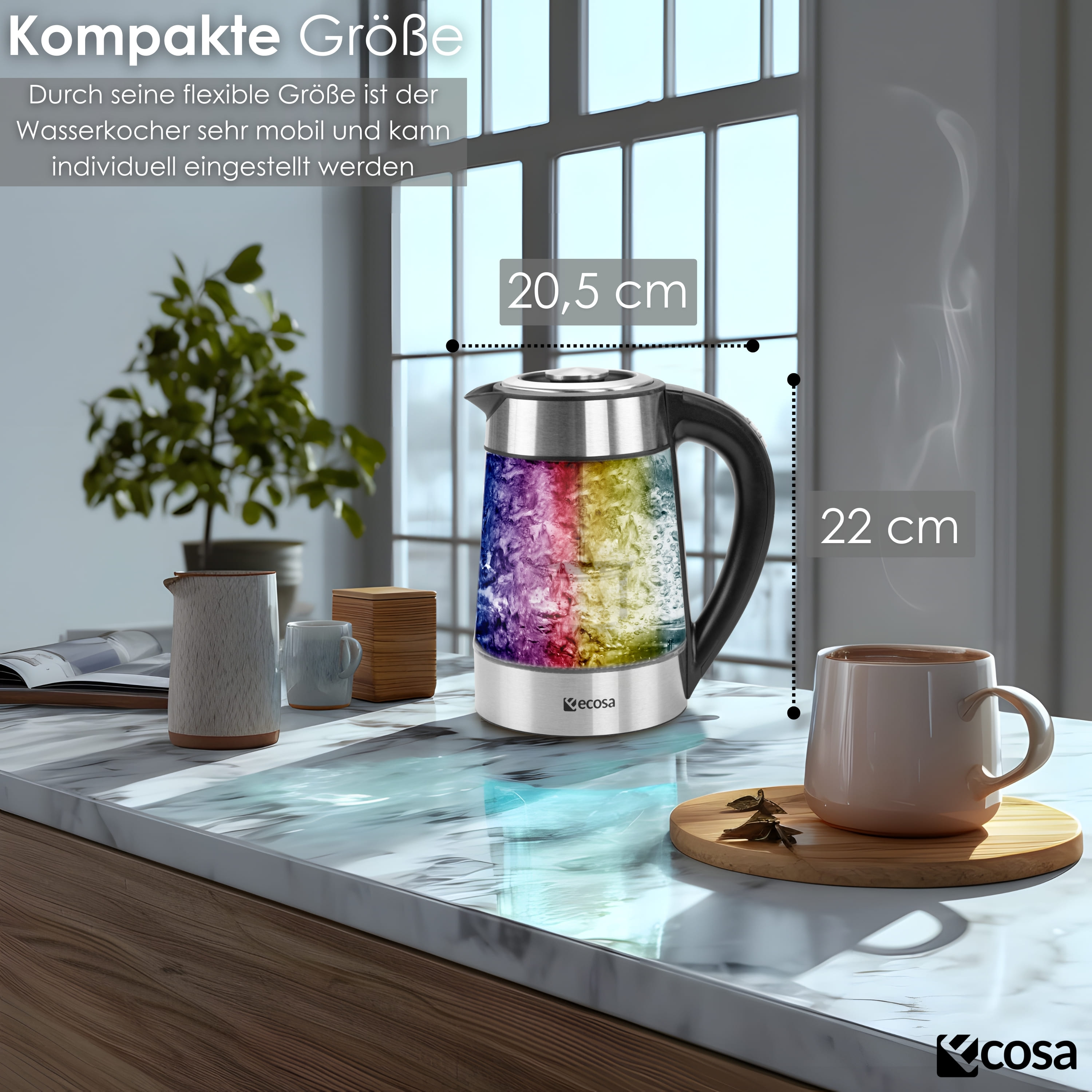 Ein Wasserkocher mit Farblichtern auf einer Marmortheke, neben einer Tasse und einer Pflanze.