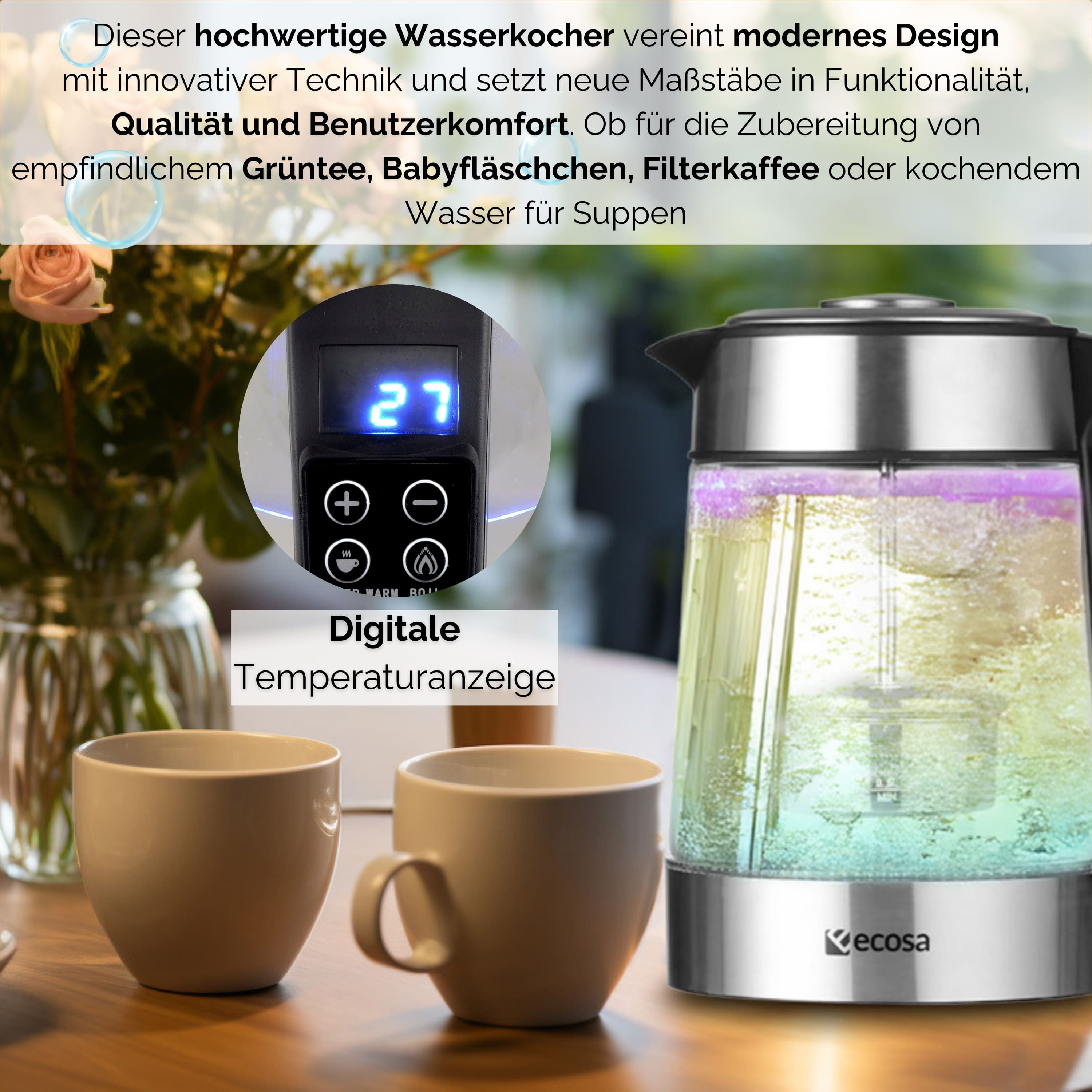 Ein Glaskessel mit digitaler Anzeige zeigt 27. Zwei beige Tassen stehen auf einer Holzoberfläche.