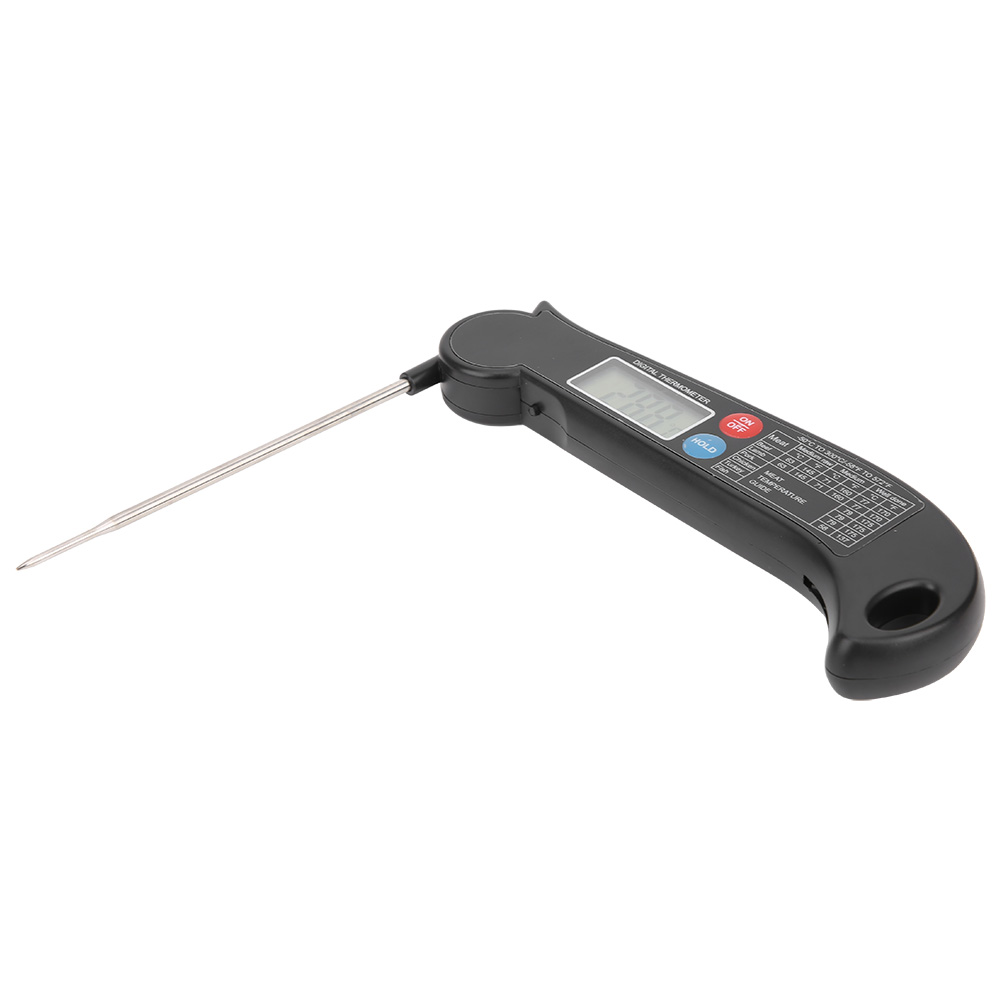 Ein schwarzes digitales Thermometer mit einer langen Metallsonde auf weißem Hintergrund. Es zeigt einen Temperaturwert an. Knöpfe sind sichtbar.
