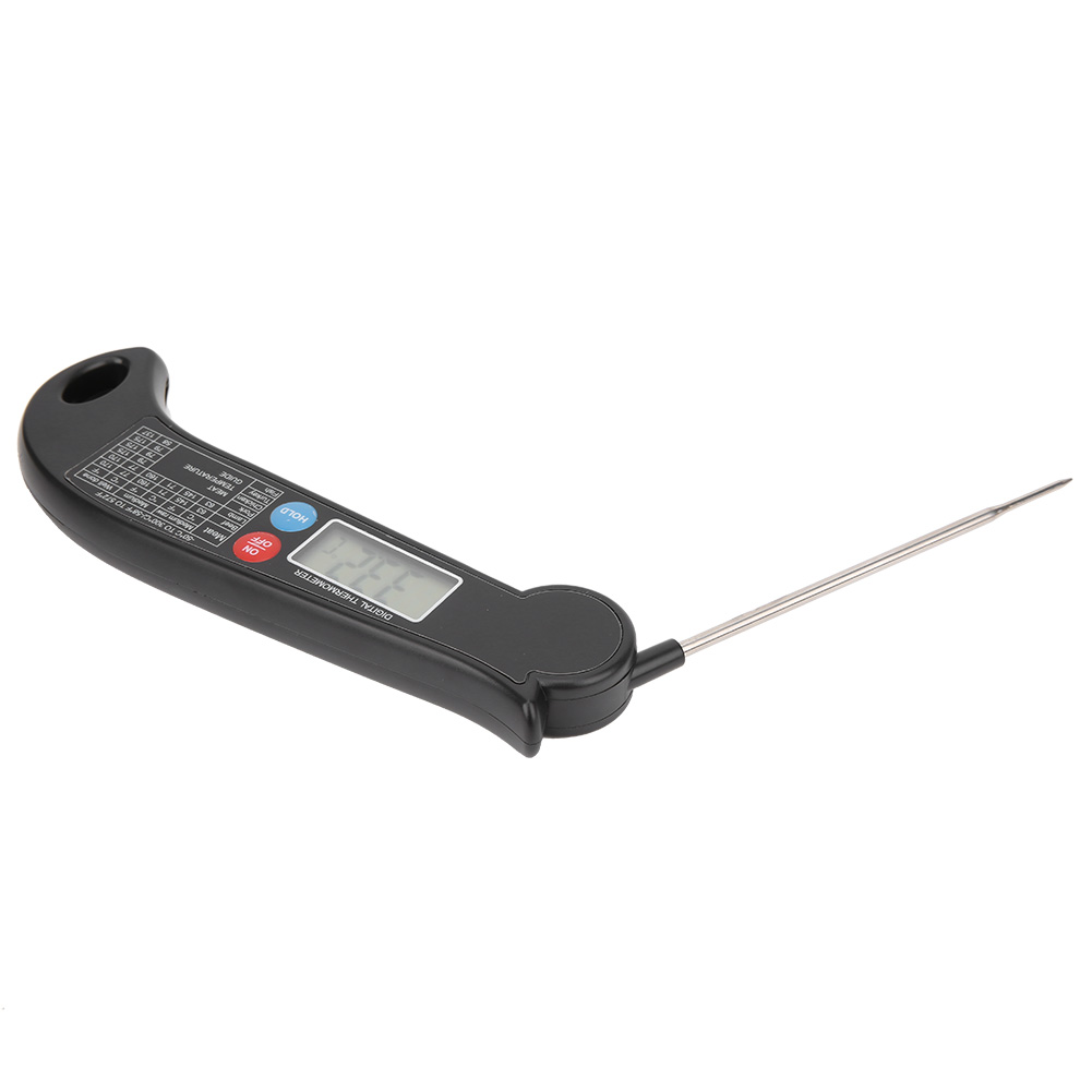 Ein schwarzes digitales Thermometer mit langer Sonde. Es zeigt eine Temperaturanzeige auf einem kleinen Bildschirm an. Tasten sind Halten und Ein/Aus.