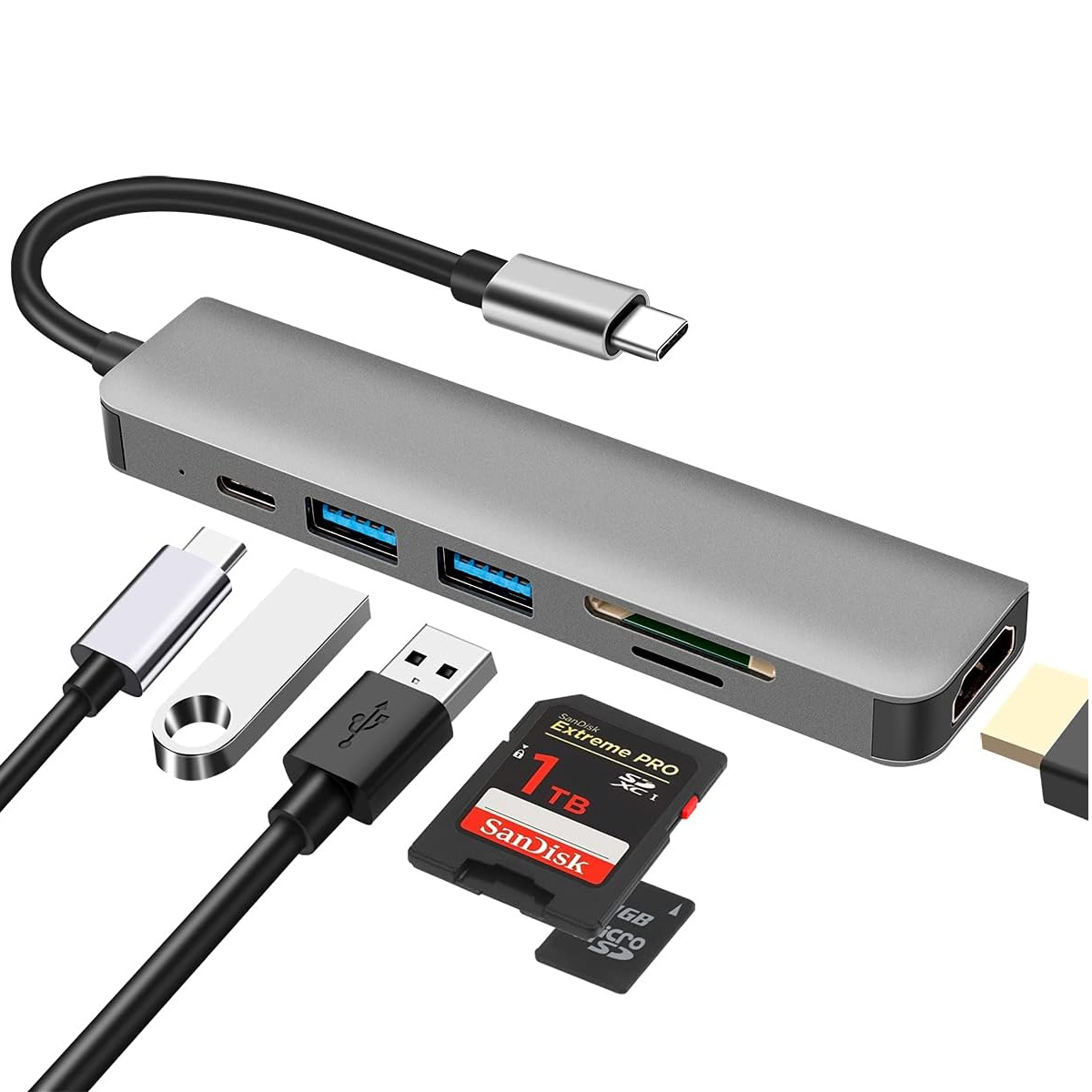Ein silberner USB-Hub mit verschiedenen Anschlüssen, angeschlossenen Kabeln, USB-Flash-Laufwerk und SD-Karten, alles auf weißem Hintergrund.