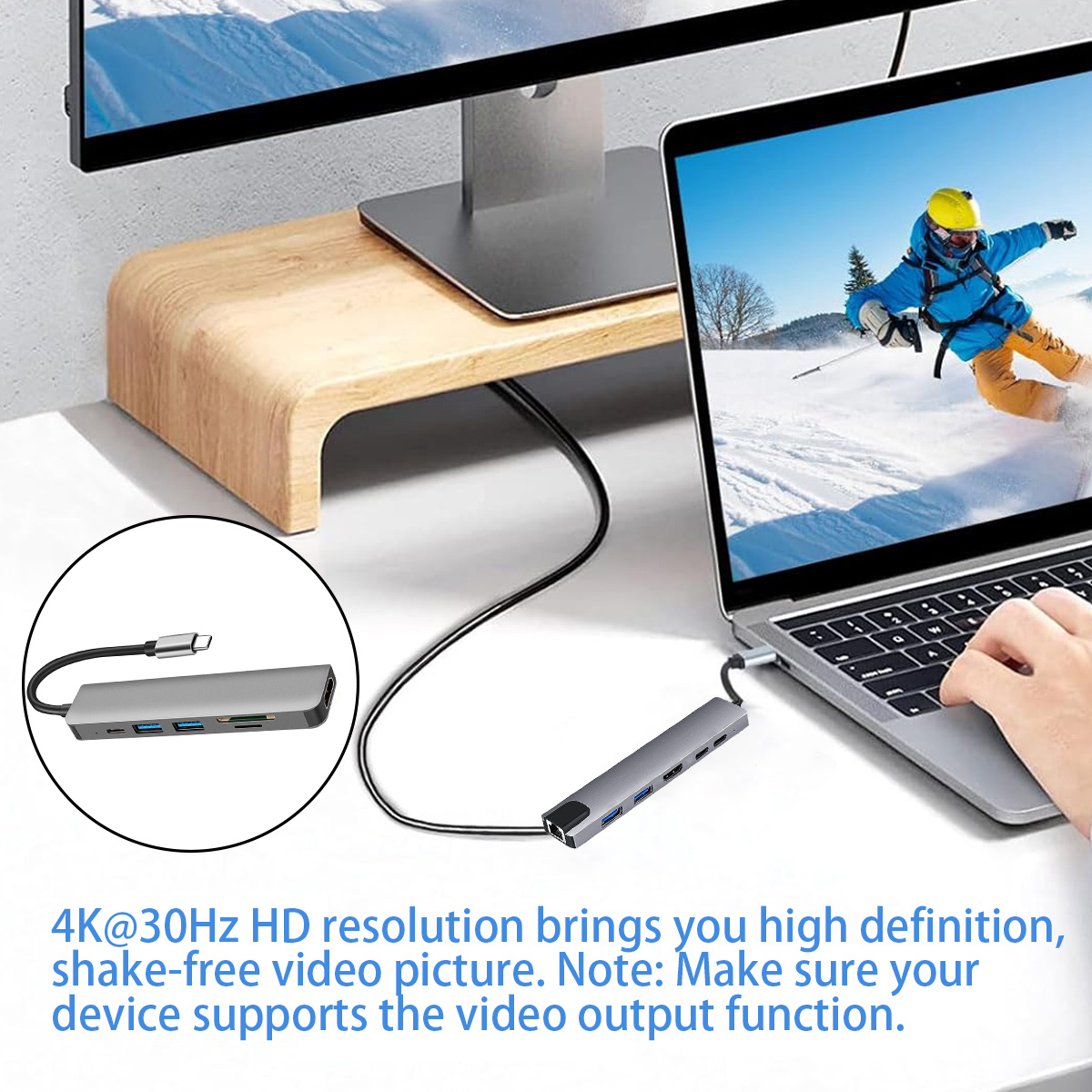 Laptop mit Hub verbunden, Monitor im Hintergrund. Ein Skifahrer auf dem Bildschirm. Text zur Videoauflösung unten.